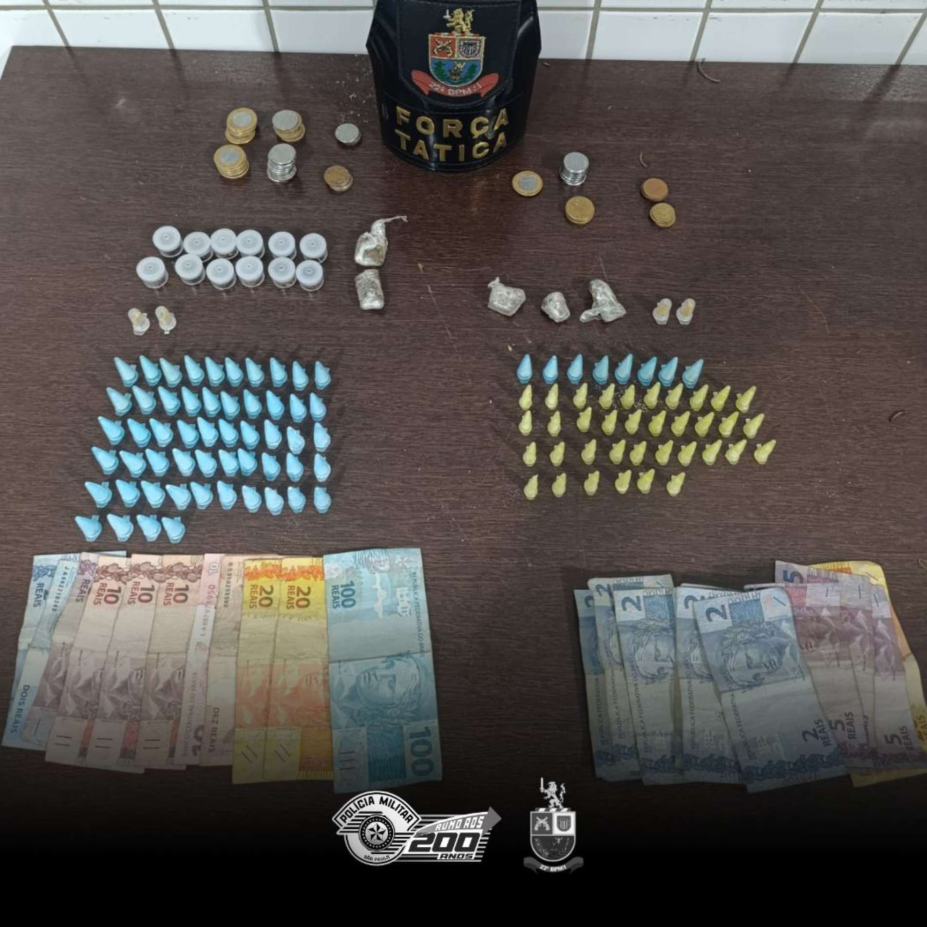 Foram encontrados 98 porções de cocaína, 02 porções de crack, 17 porções de maconha, 01 aparelho celular e R$ 258,05 em espécie