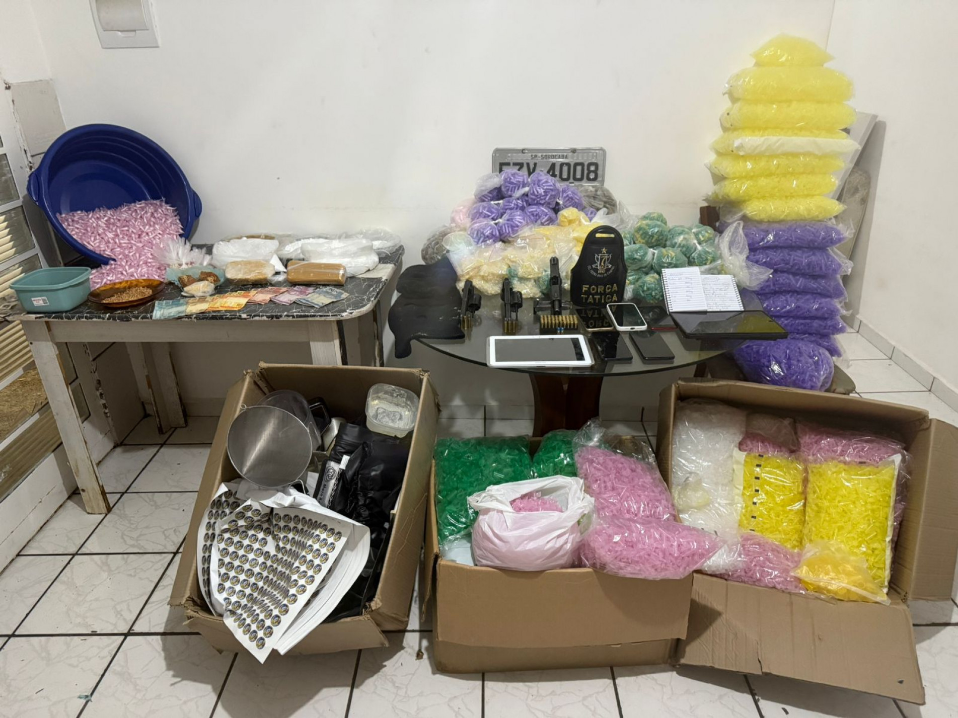 Com os indivíduos foram encontrados 11 quilos de drogas, três armas, munições, motocicletas e R$580 em dinheiro 