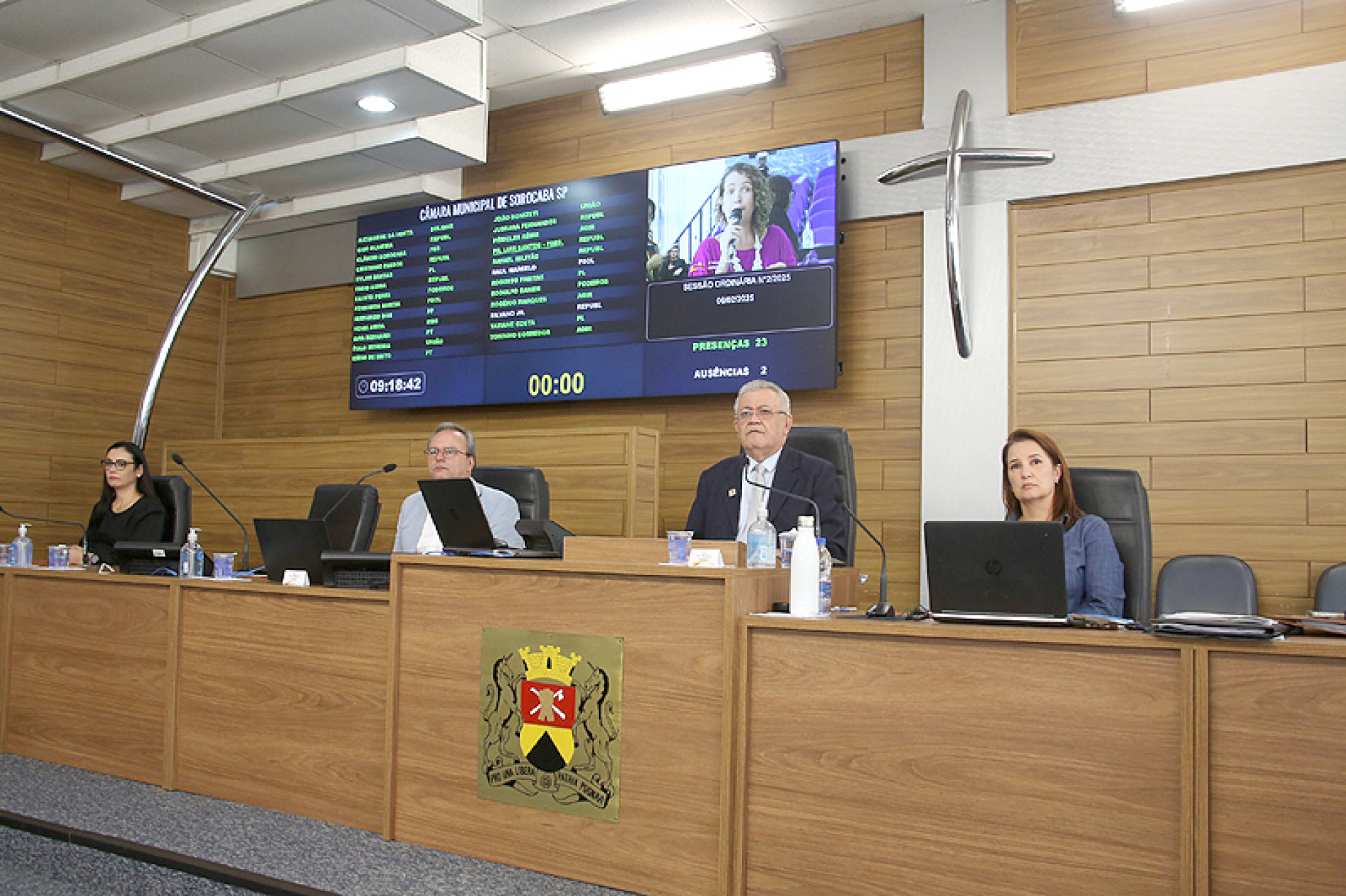 Em primeira discussão, proposta do presidente da Casa abriu a votação, sendo aprovada com a maioria dos votos
