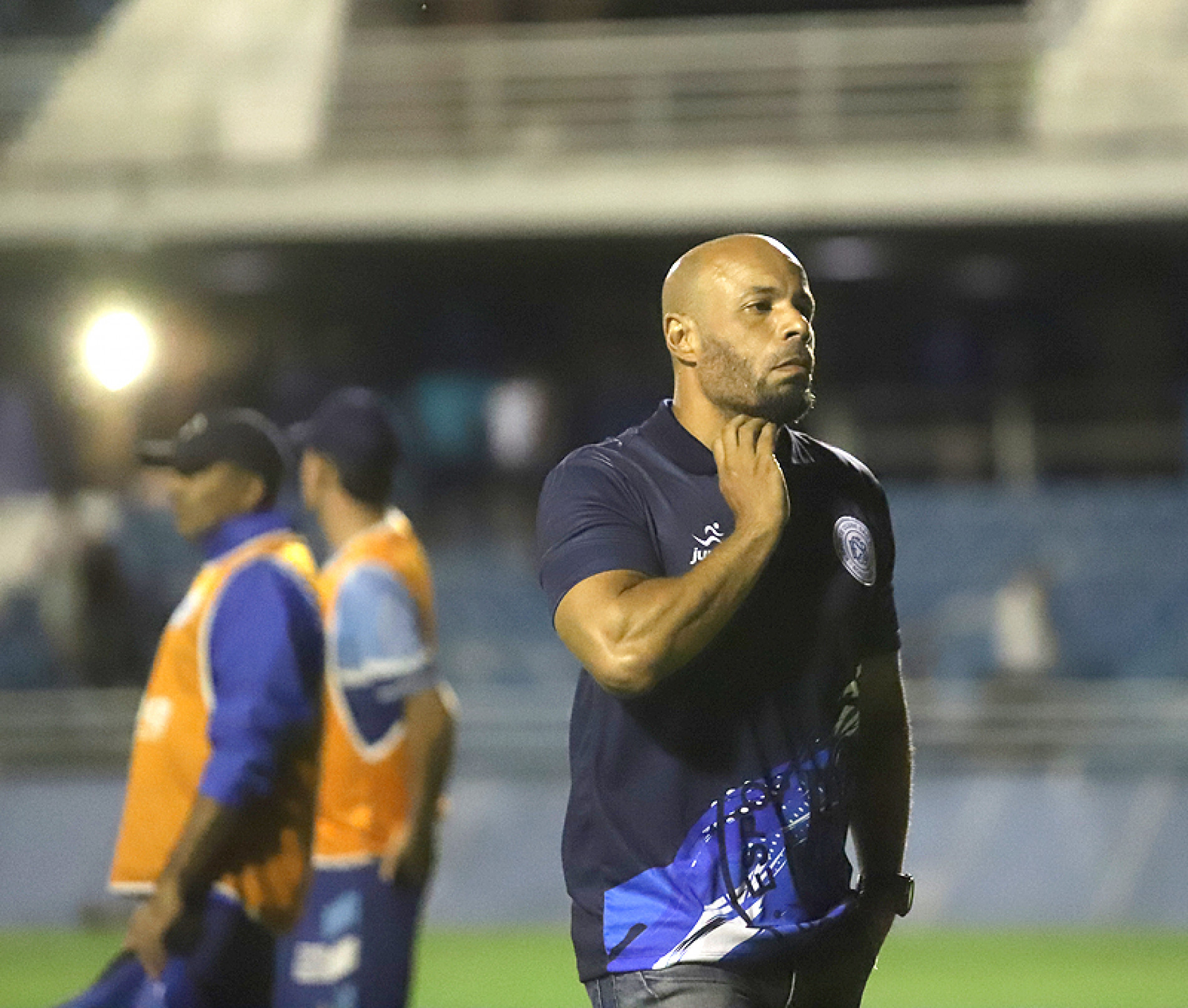 Fabiano Carneiro deixa o campo após a derrota de quarta-feira à noite