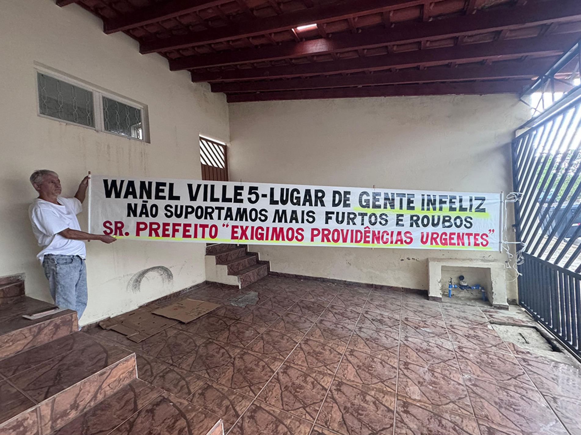 Henrique Paiva Teixeira mora há 13 anos no bairro e confeccionou a faixa, pois não aguenta mais a insegurança no local
