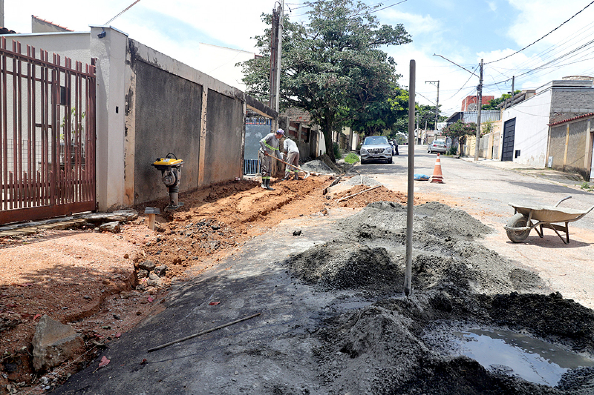 Na quinta-feira (6), uma equipe de uma empresa terceirizada do Saae trabalhava na calçada do Ouro Fino
