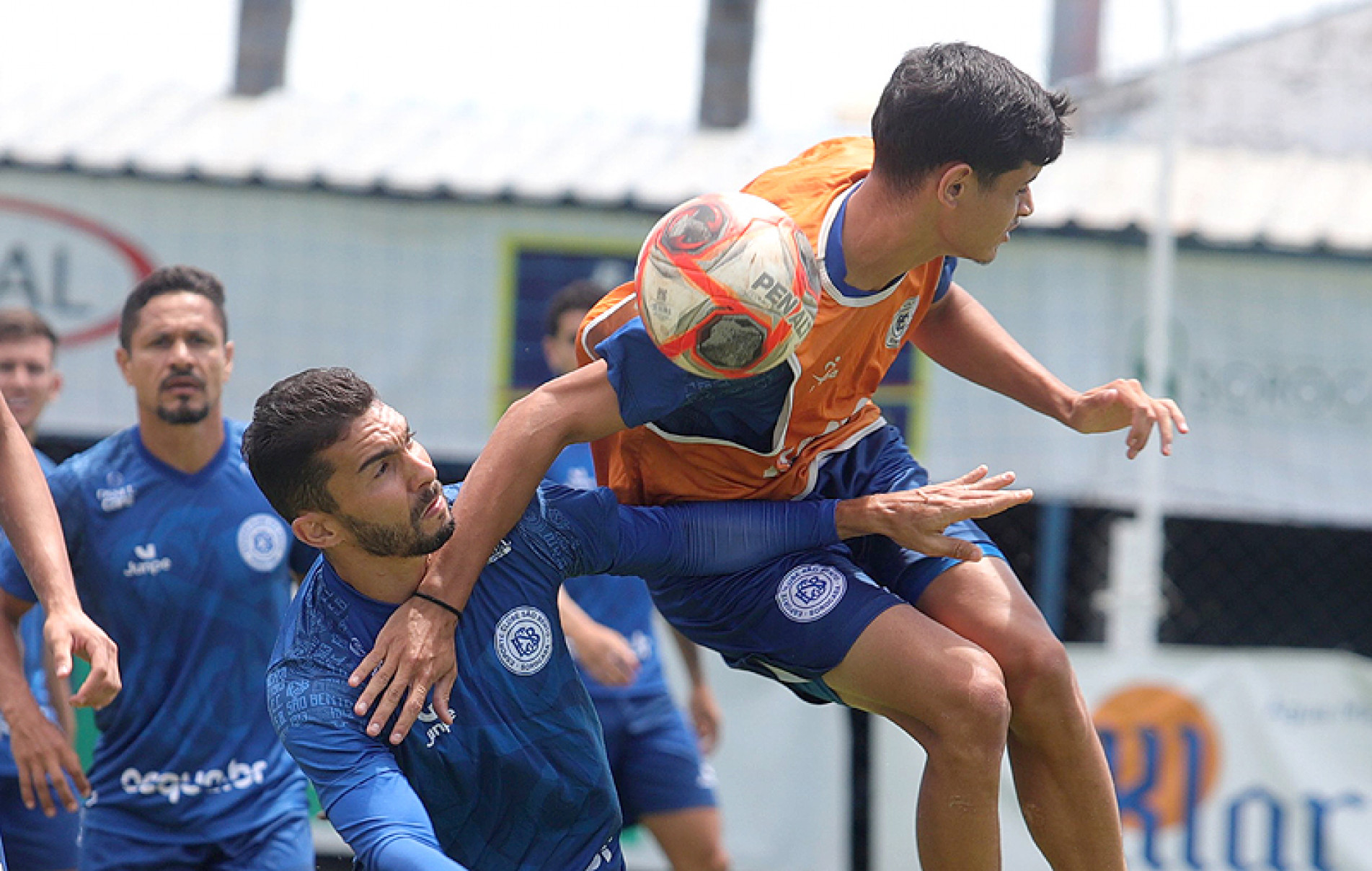 Jogadores treinam para o compromisso desta tarde: desafio é reencontrar o caminho da vitória
