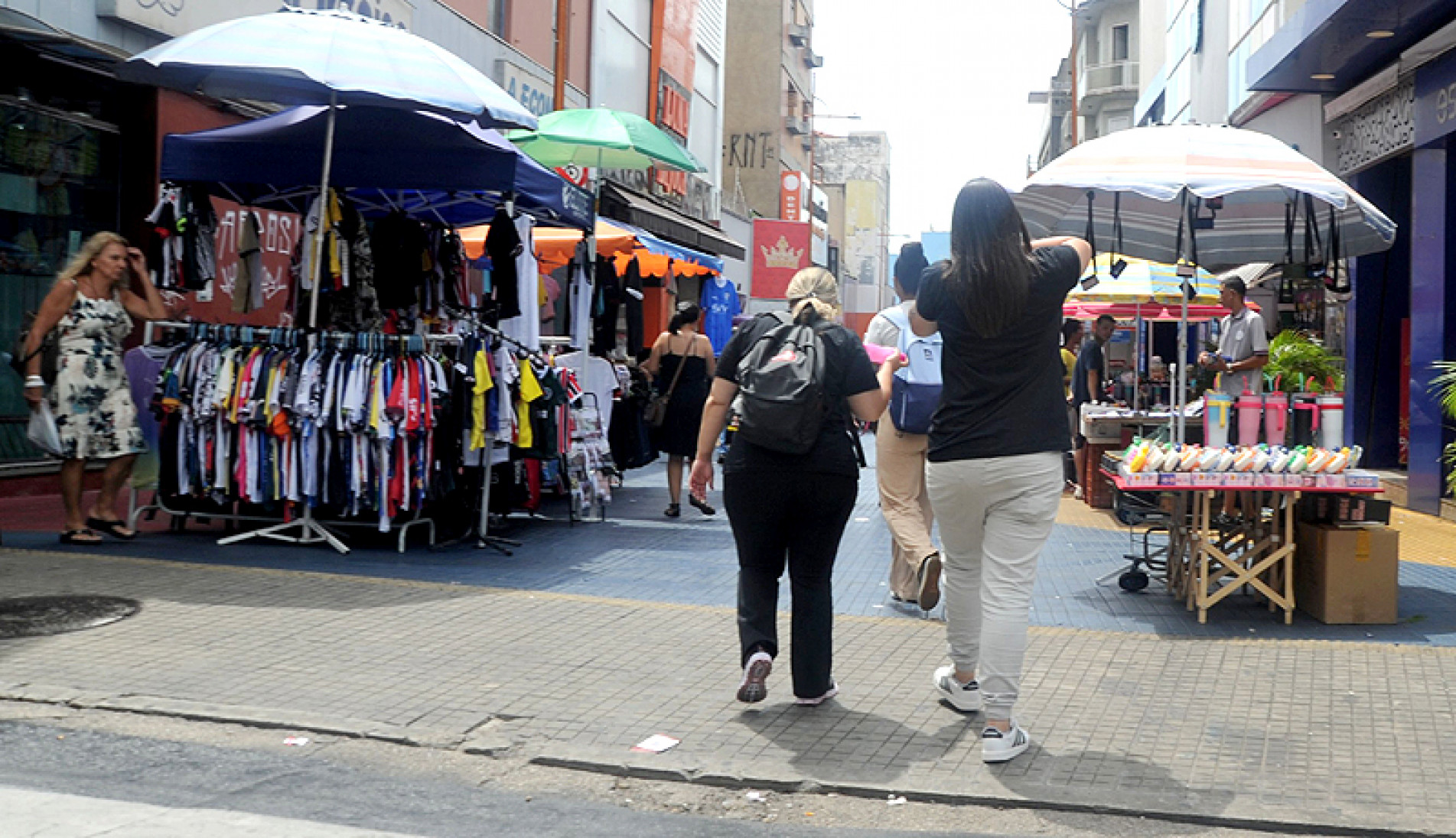 Lojistas estabelecidos nas principais ruas do Centro precisam disputar espaço com as barracas nas calçadas
