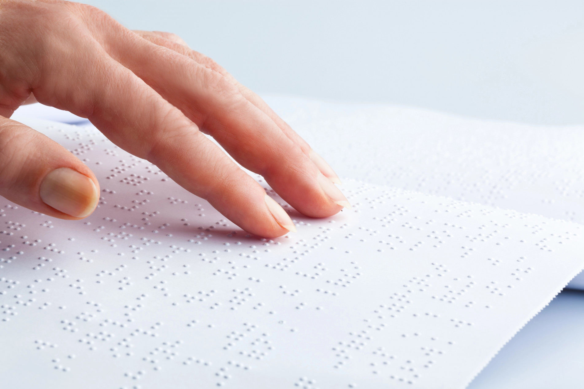 O sistema braille é formado por caracteres em relevo que possibilitam a leitura pelo tato