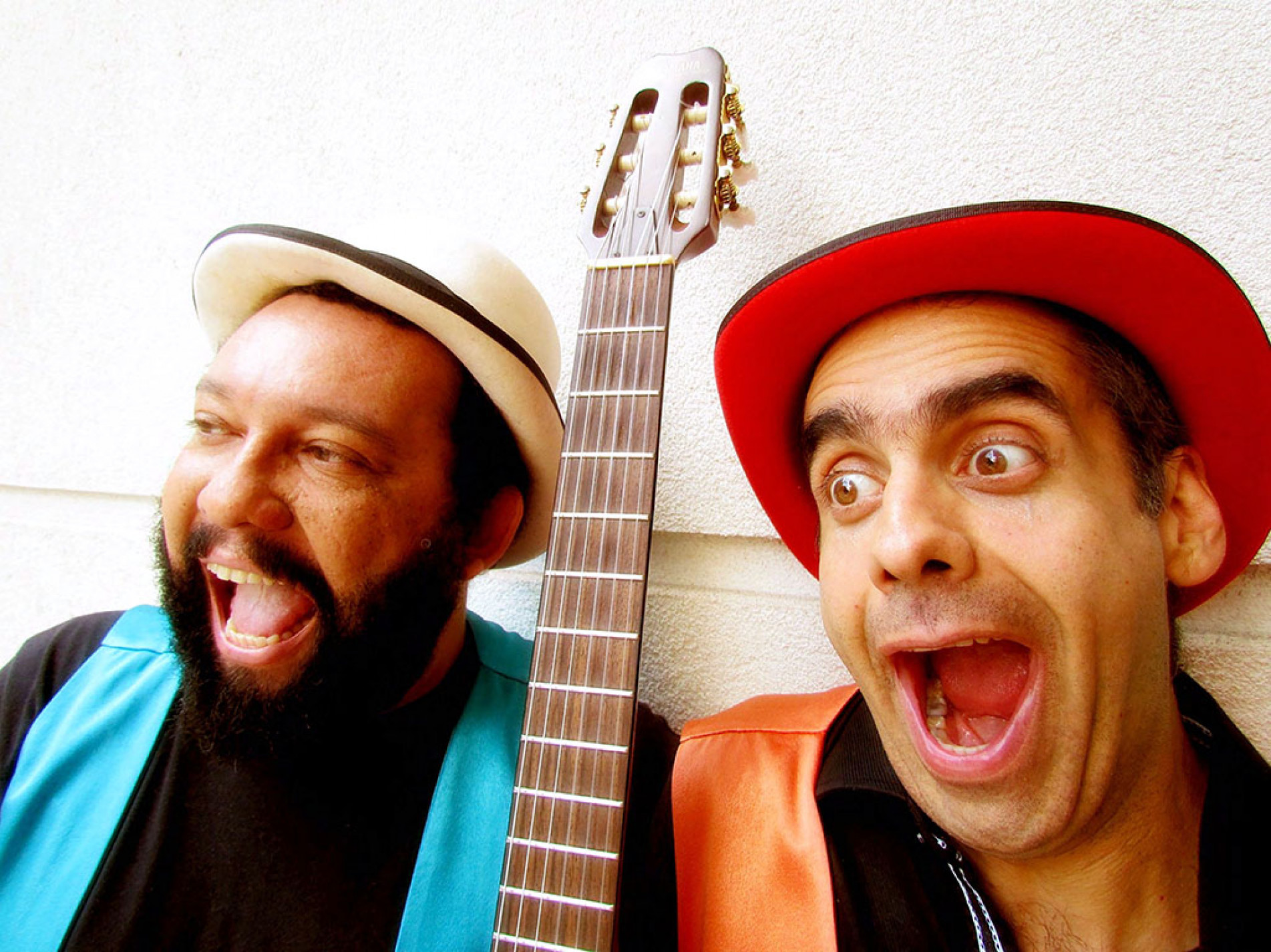 Espetáculo combina humor com estímulos visuais e música, que facilitam comunicação entre narrador e público