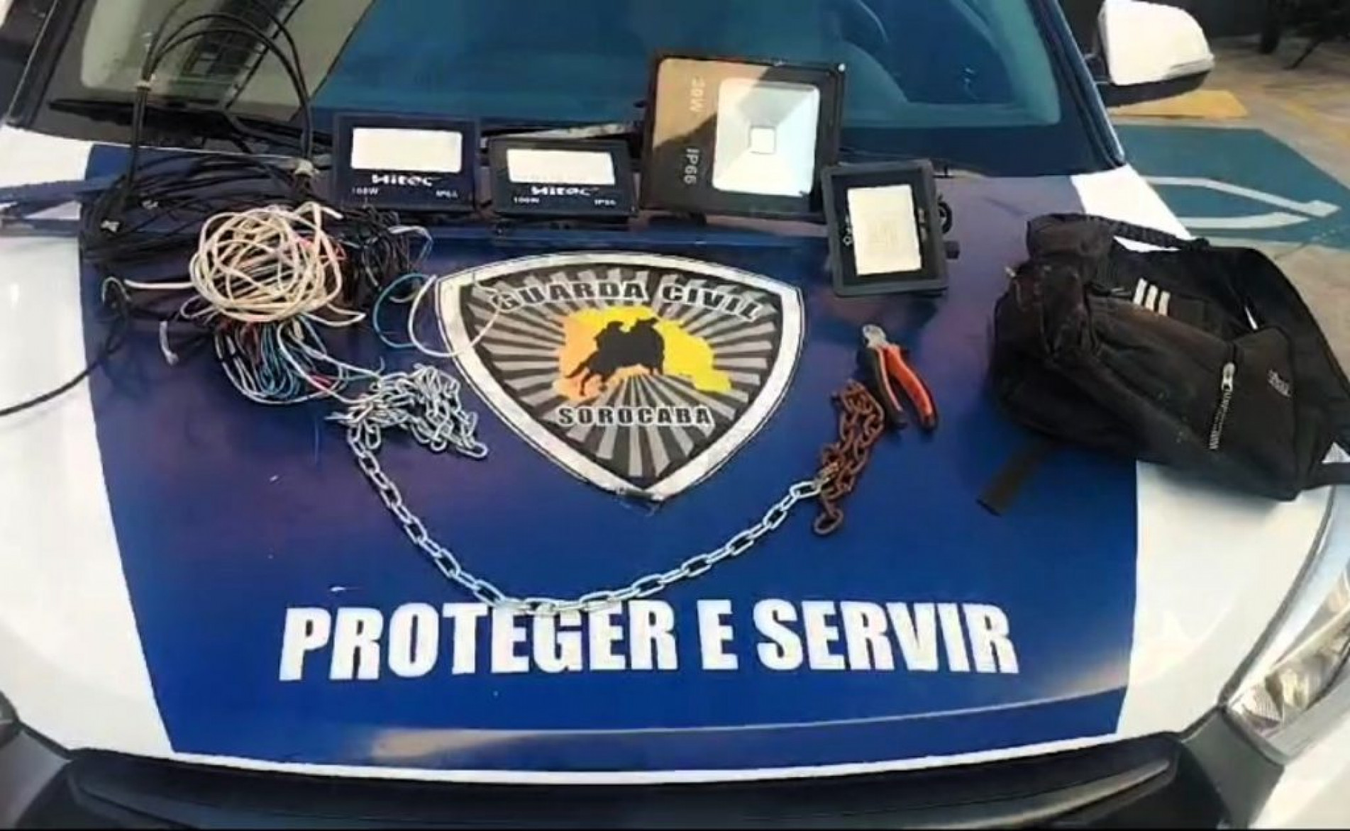 O suspeito tinha uma mochila nas costas e pedaços de ferro nas mãos