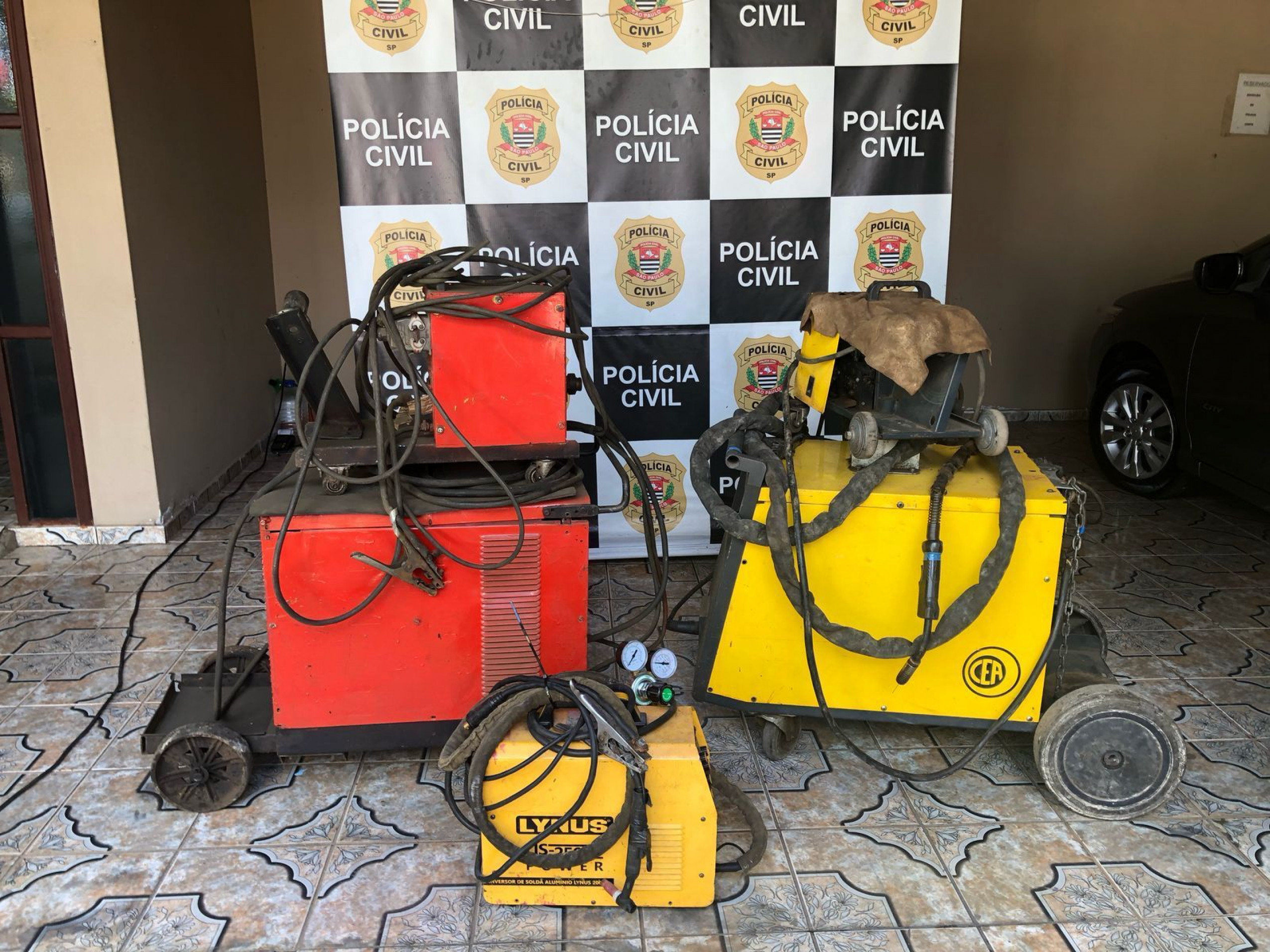 Após o registro da ocorrência, as equipes da Polícia Civil iniciaram diligências para localizar o responsável