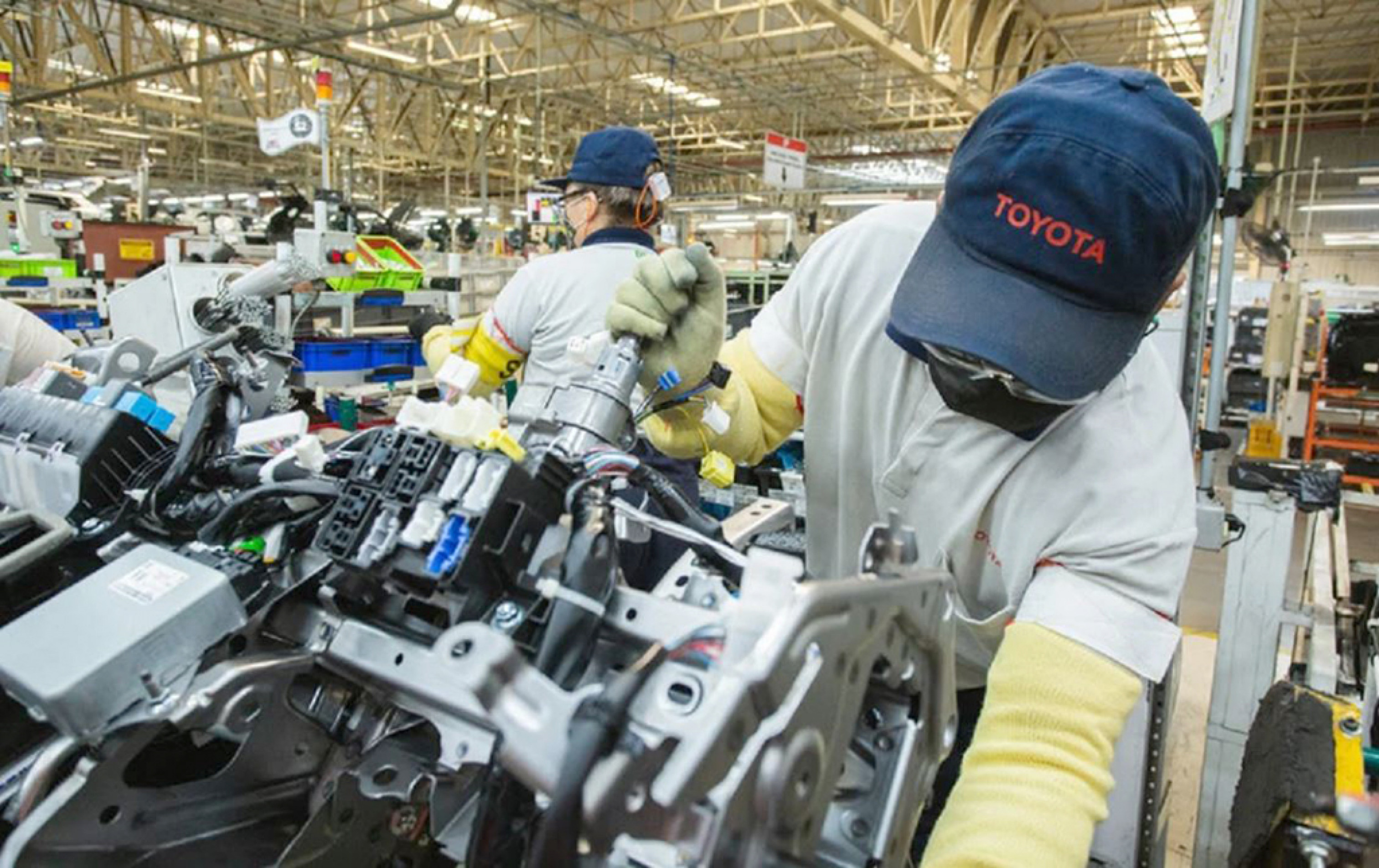 Empresas investem no aumento da produção, como a Toyota (foto) e a JCB 
