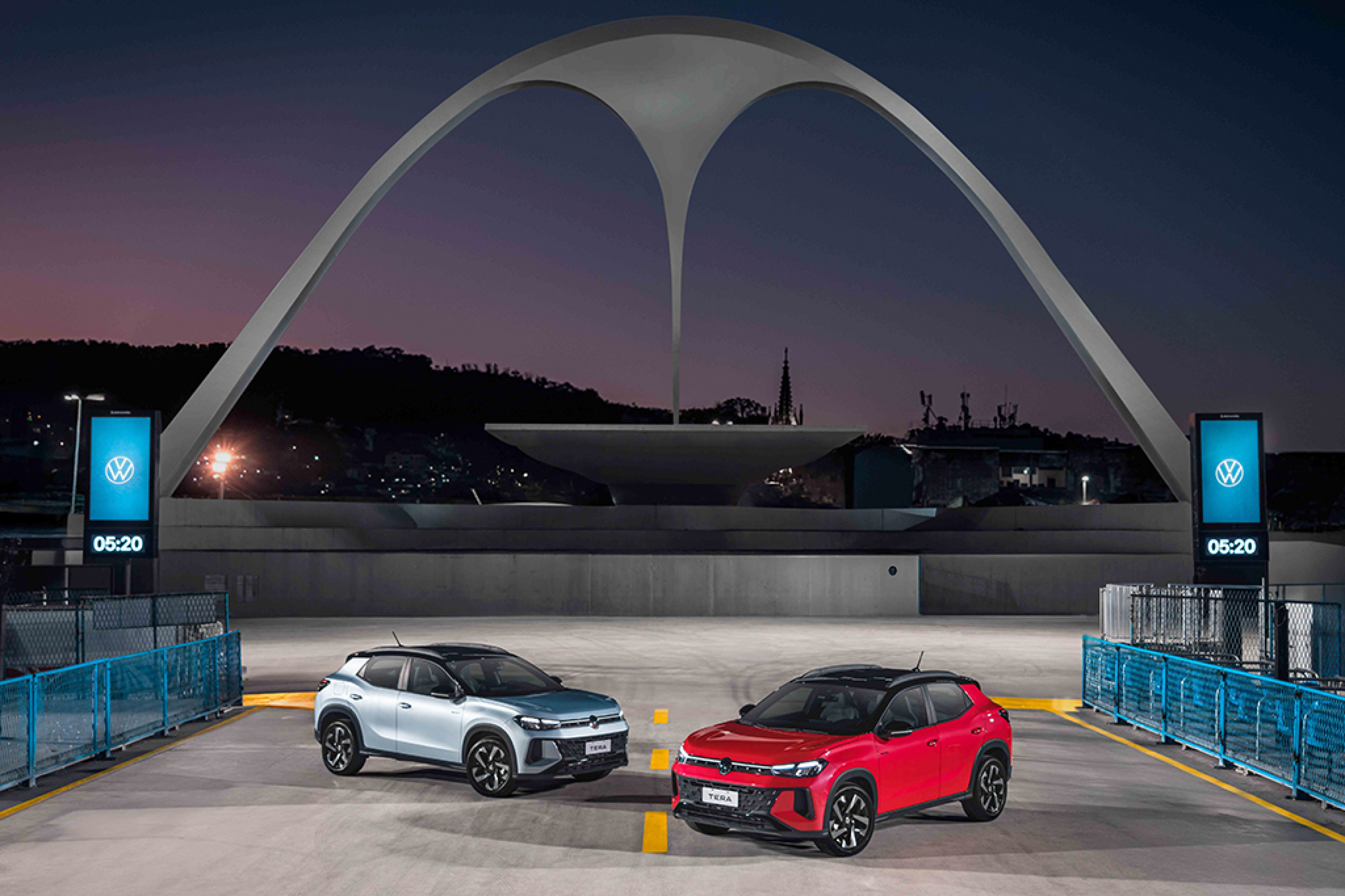 Os faróis são de led com assinatura bipartida e as lanternas contam com uma assinatura de iluminação fracionada e ligadas por uma barra em preto brilhante
