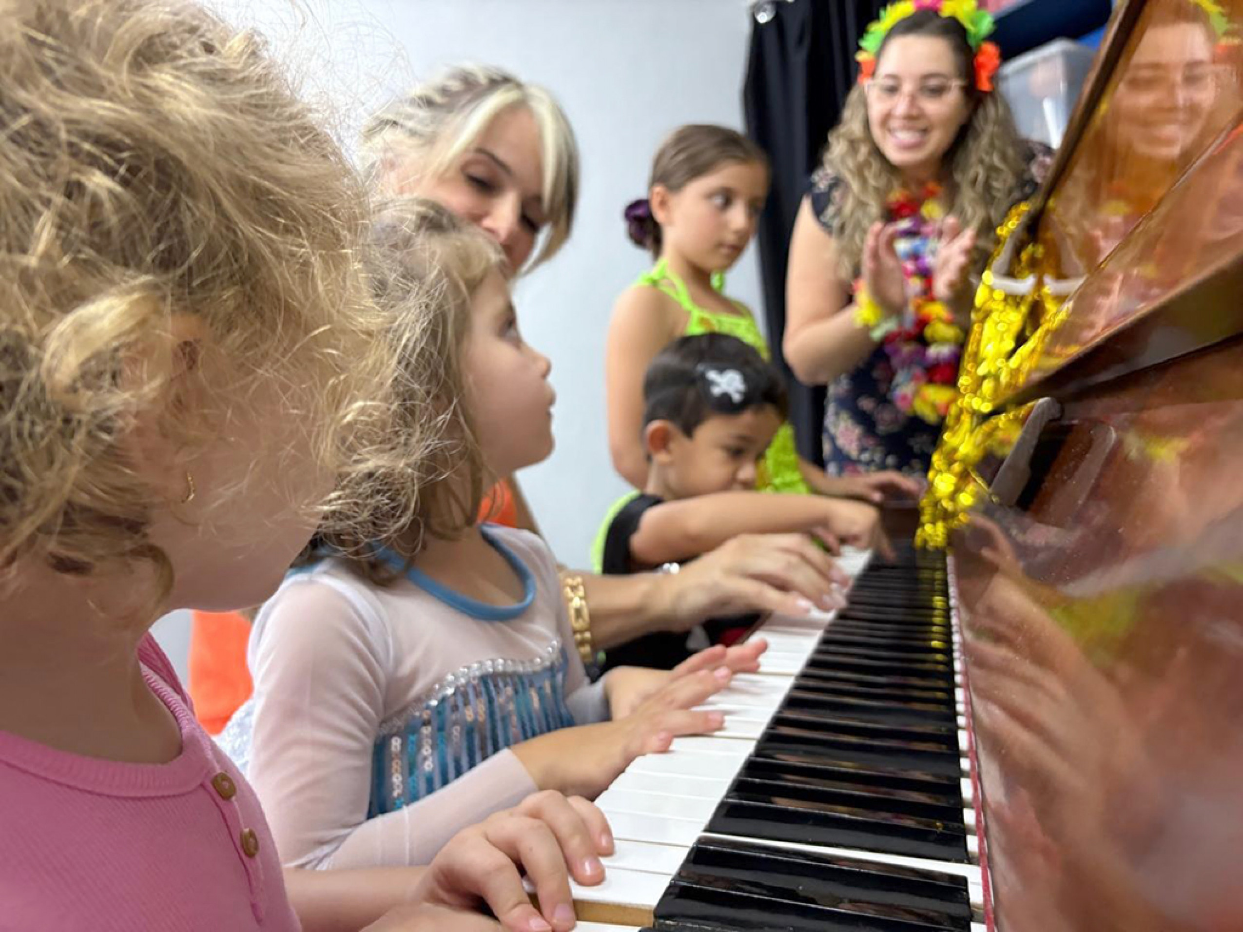 As crianças exploraram sons e ritmos no piano
