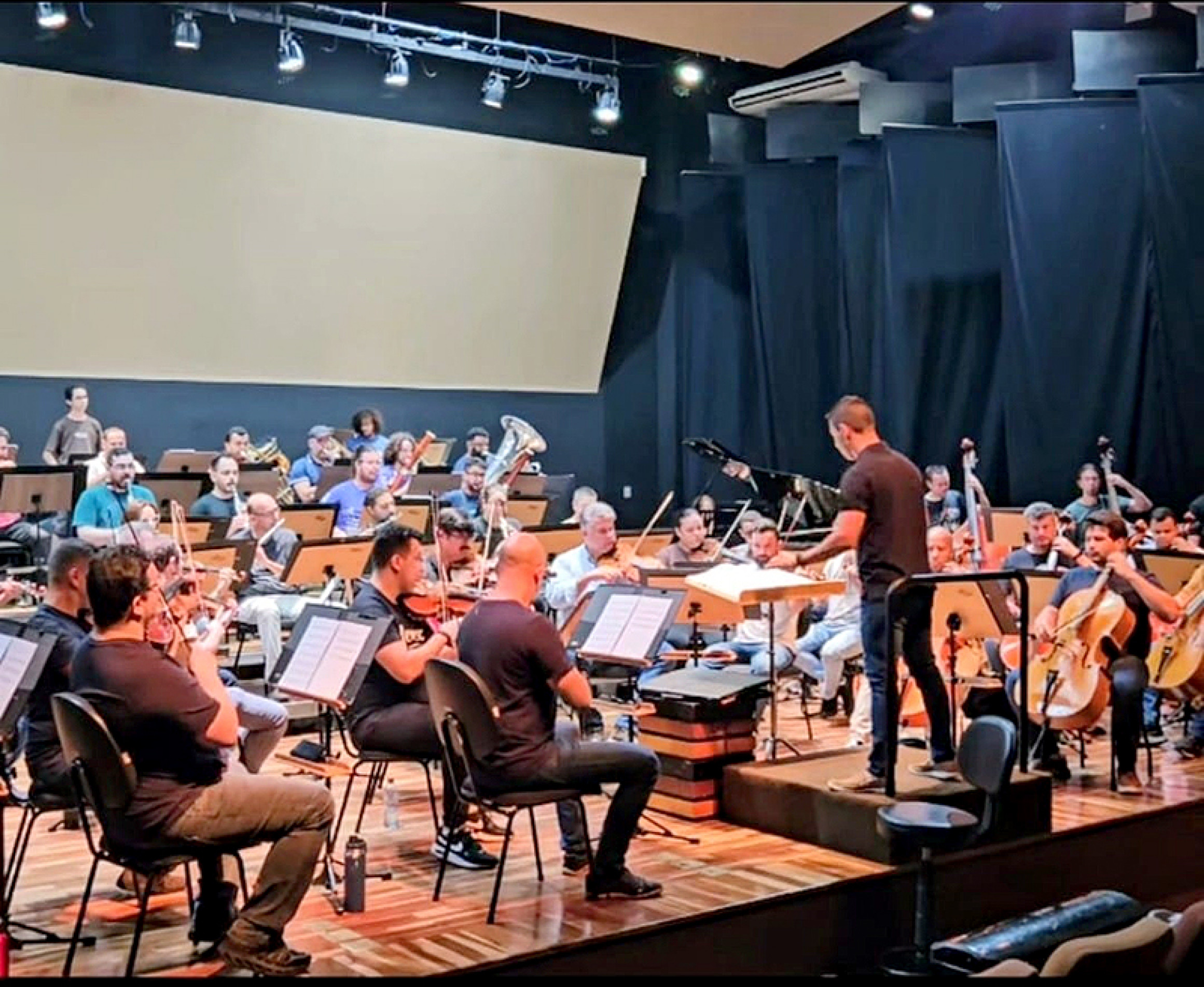 Orquestra tem 75 anos e conta com o maestro Eduardo Pereira na regência
