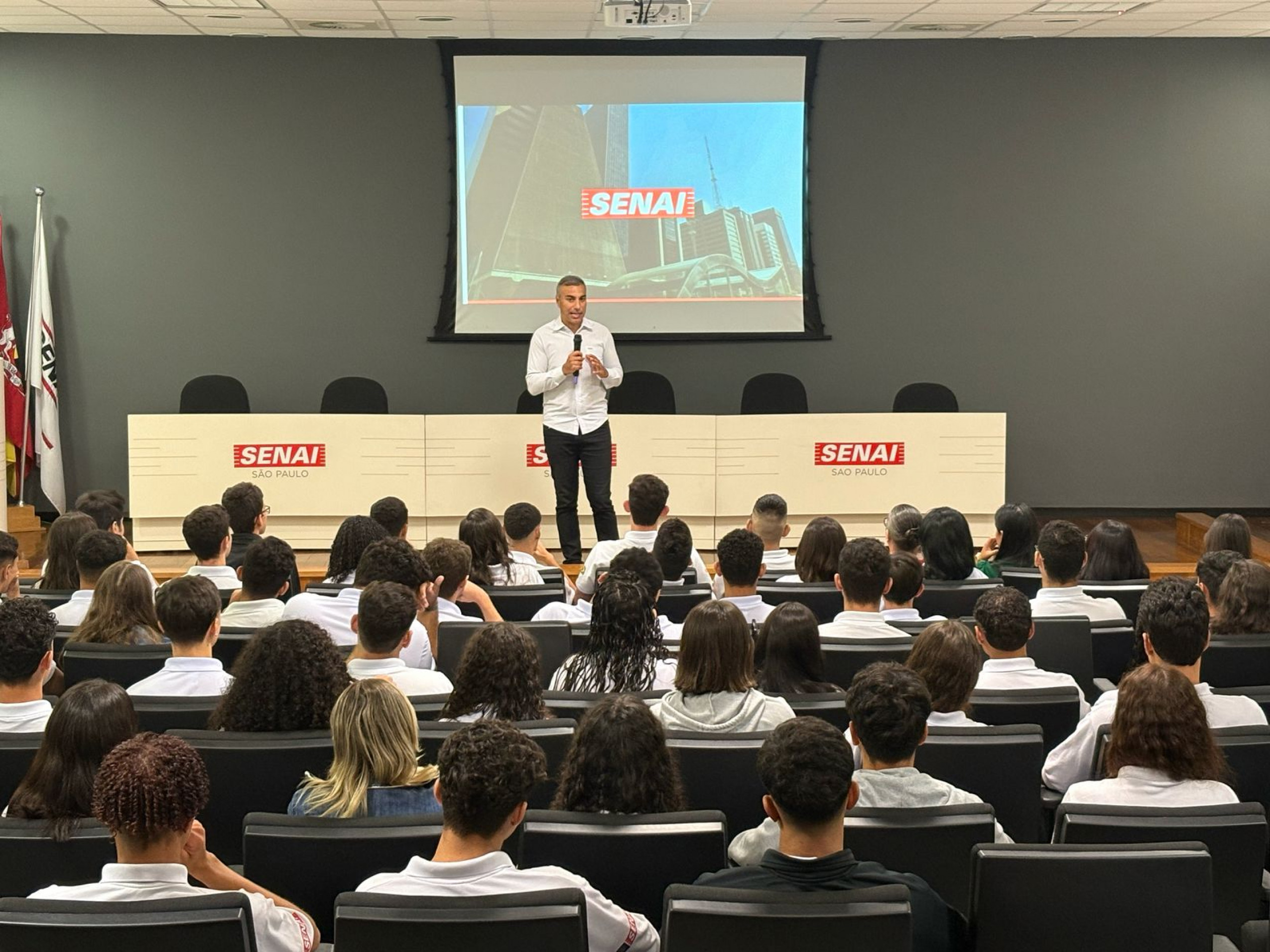 A iniciativa teve como objetivo proporcionar aos alunos uma visão ampliada sobre diferentes áreas da indústria 