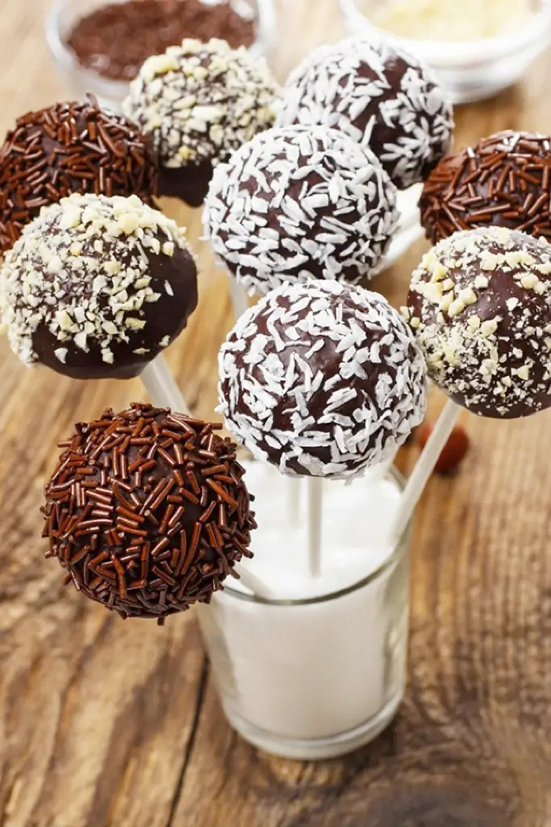 Brigadeiro de palito dá para ser feito junto com as crianças 
