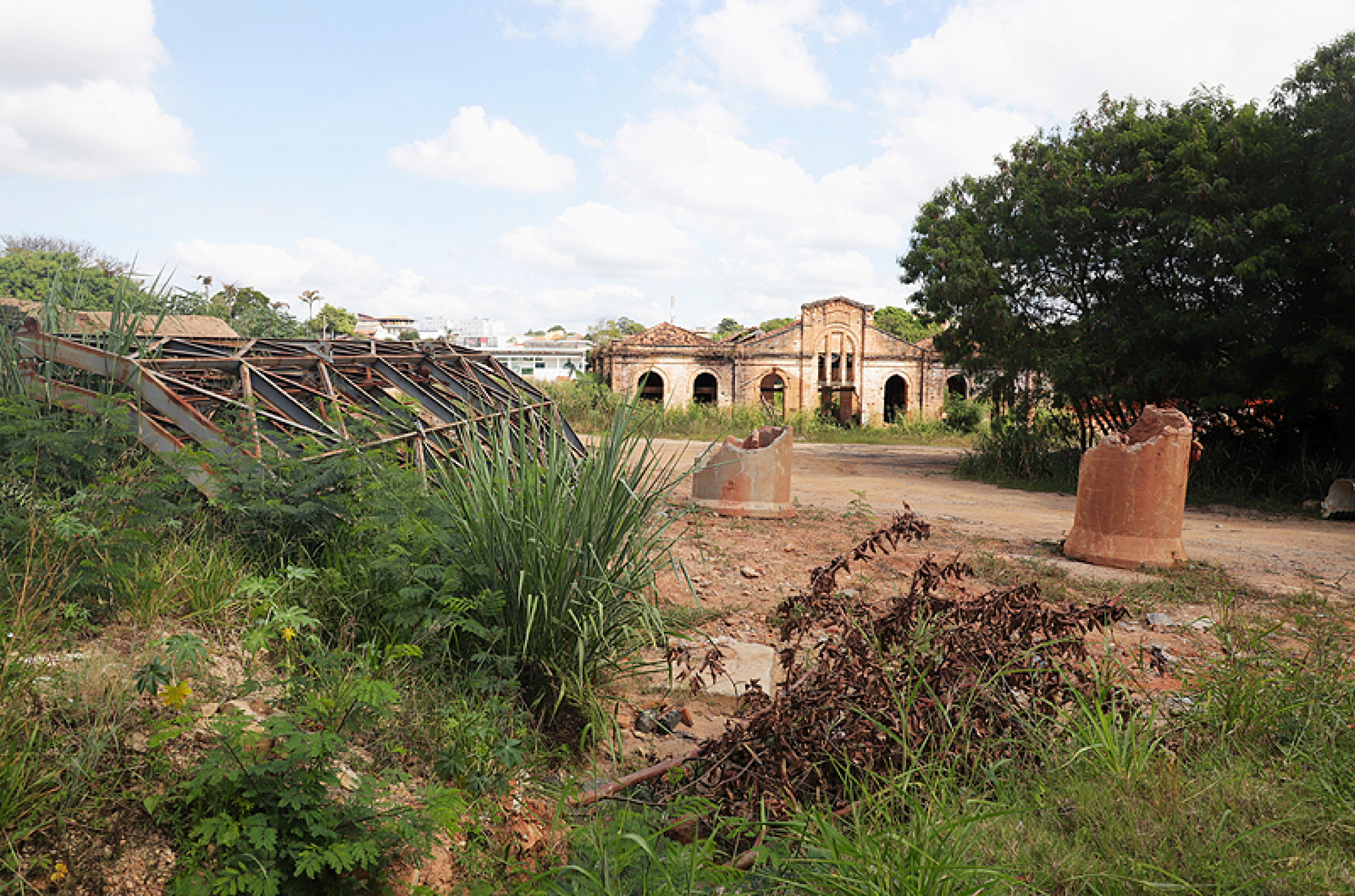 Localizado no Jardim Brasilândia, prédio está caindo aos pedaços: área em torno também sofre com degradações