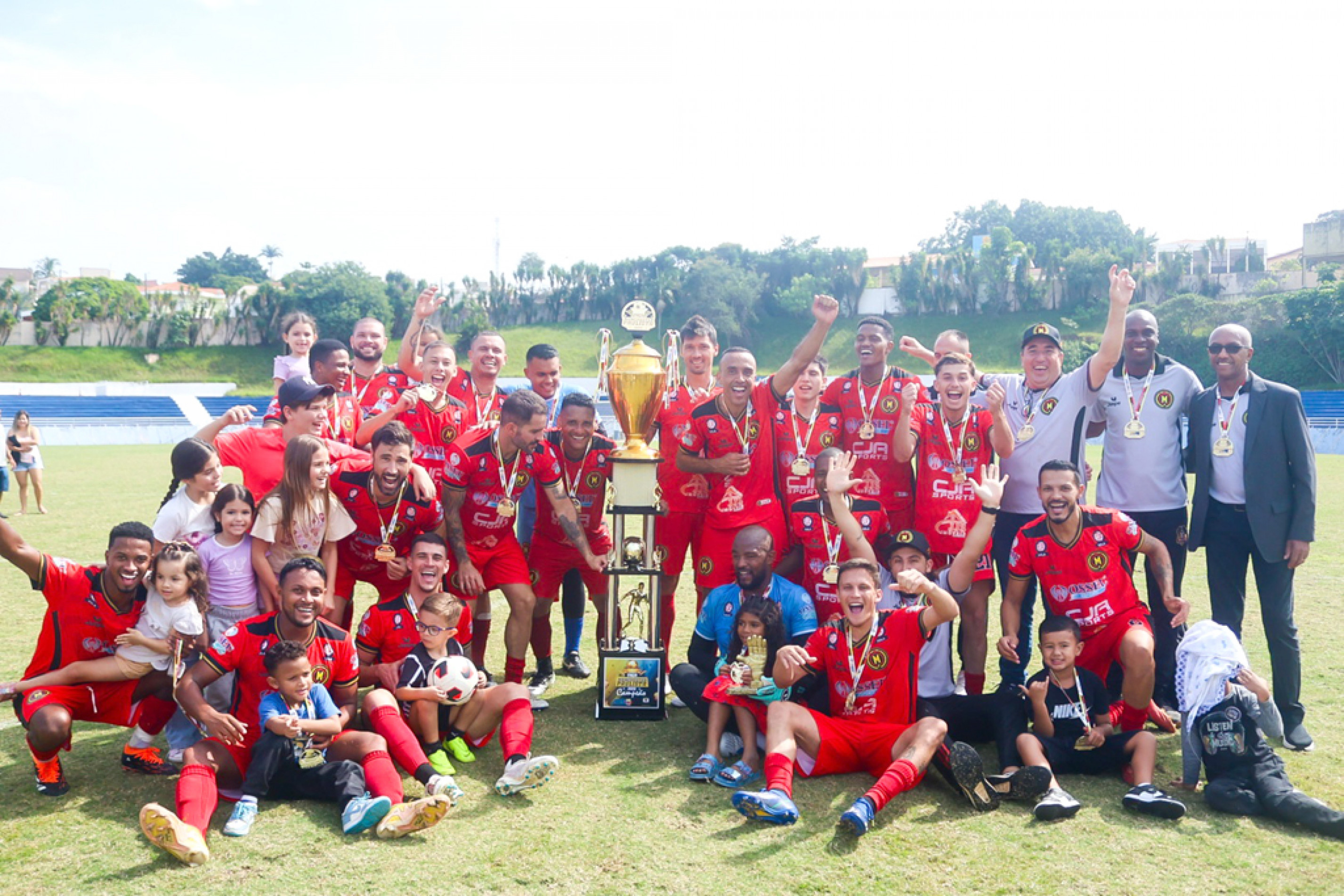 Jogadores comemoram conquista com o troféu de campeão: jogo foi no CIC
