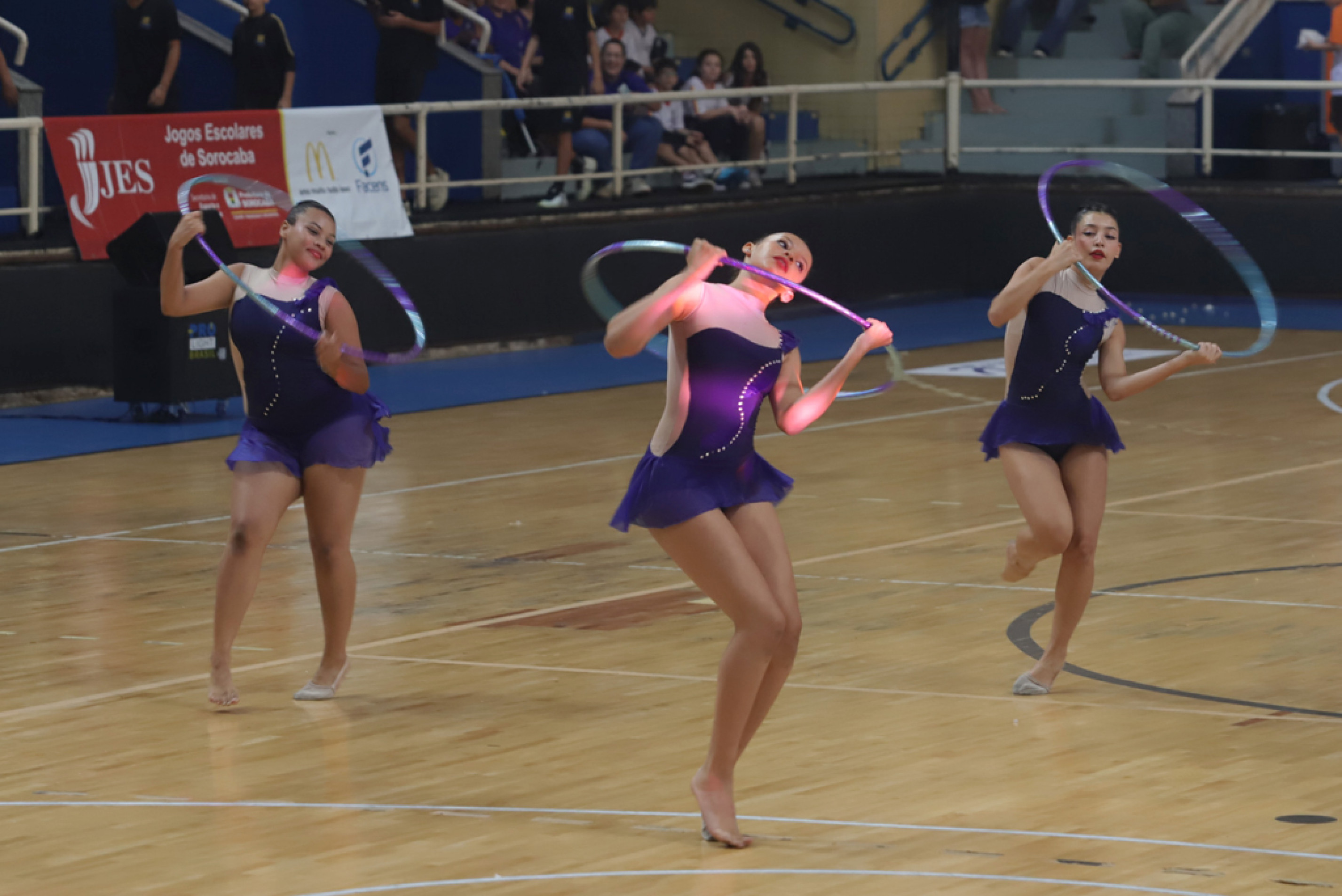 Atletas da Ginástica Rítmica de Sorocaba (Agir) em apresentação: 11 modalidades em disputa