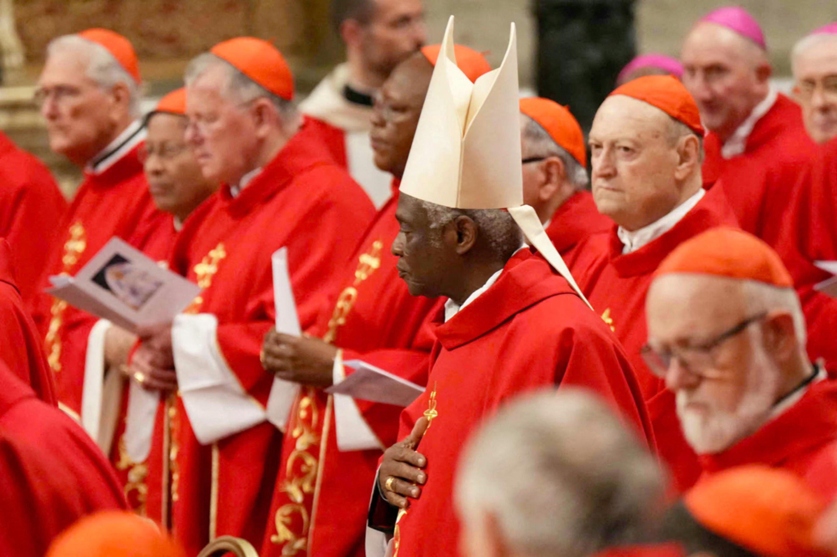 Cardeais ficarão isolados até eleger novo líder