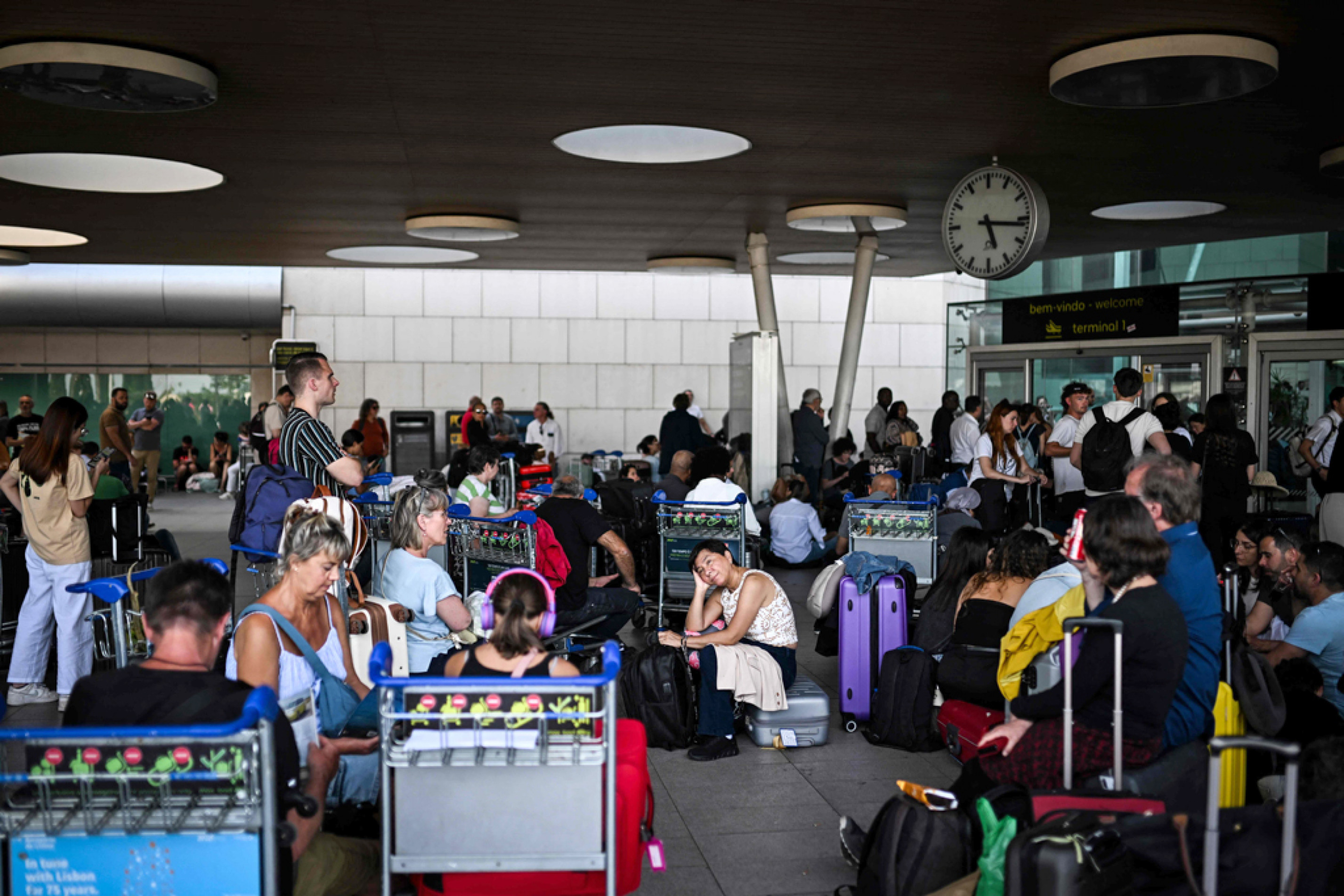 Voos foram suspensos no aeroporto de Lisboa. Trens pararam e internet não funcionou