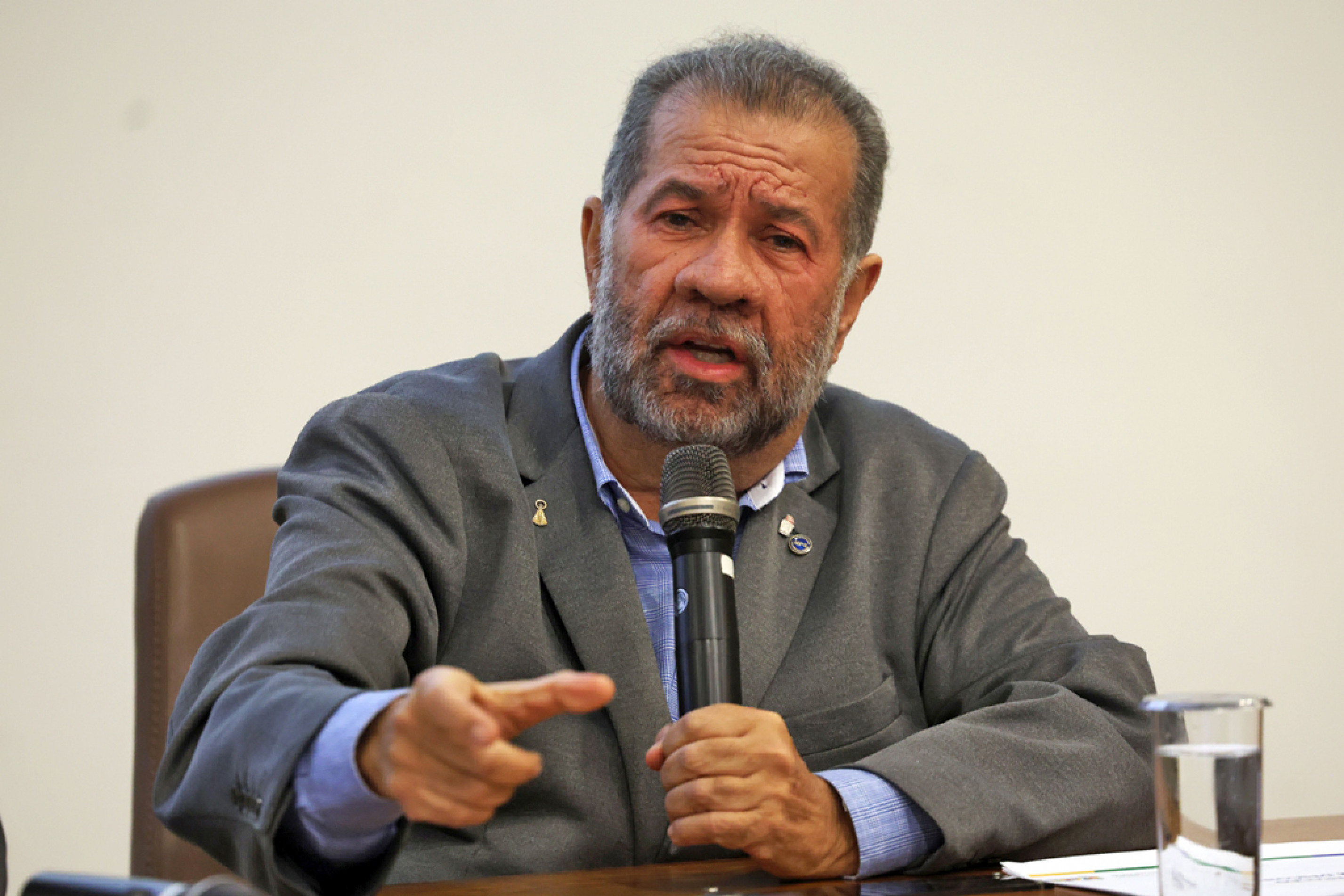 Ministro da Previdência se defendeu de demora
