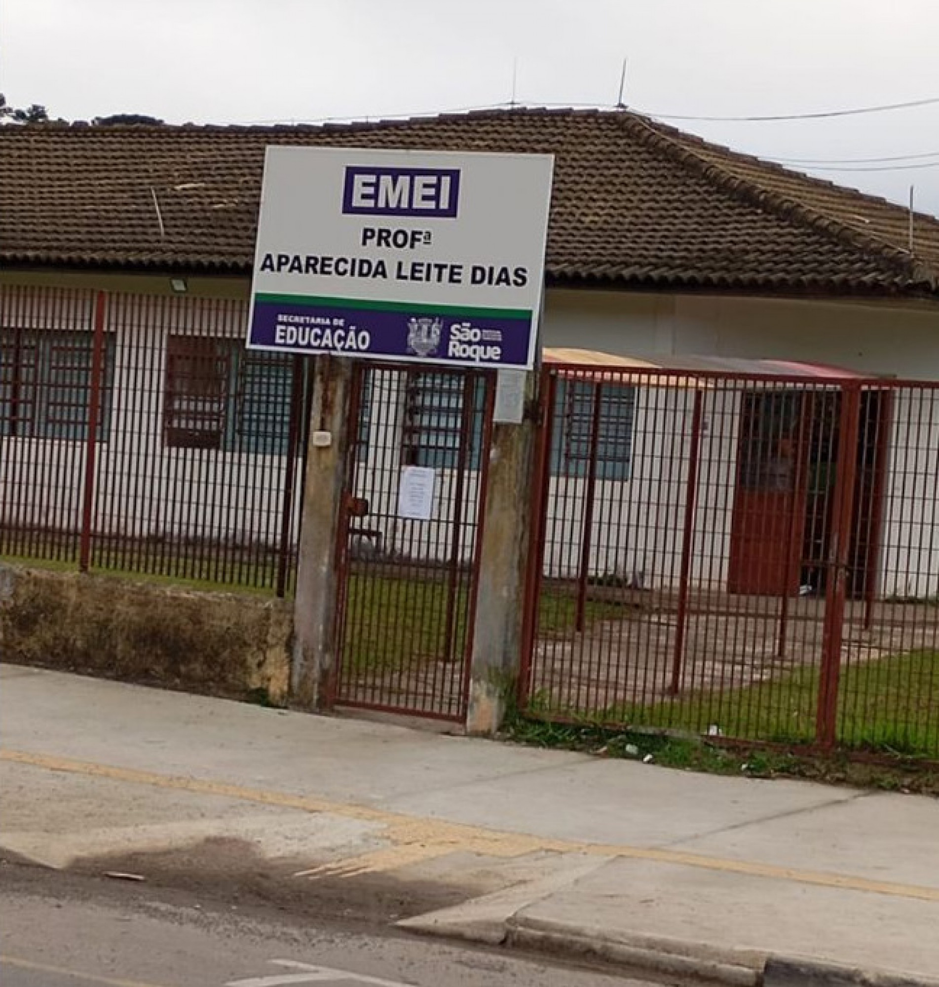 A direção da unidade decidiu dispensar os alunos devido aos danos causados pela invasão