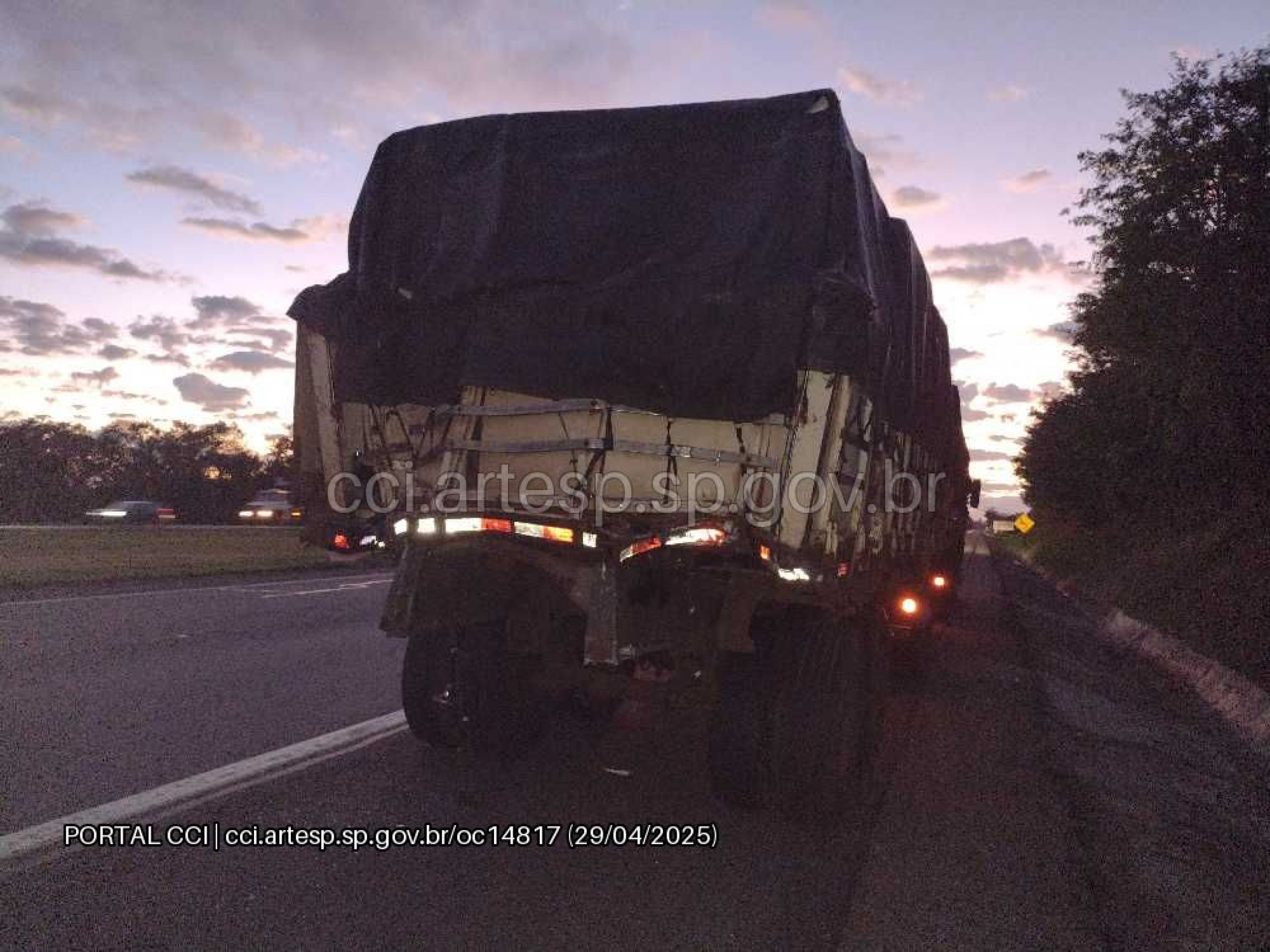 Coletivo colidiu na traseira de uma carreta após redução brusca de velocidade; investigações seguem em andamento

