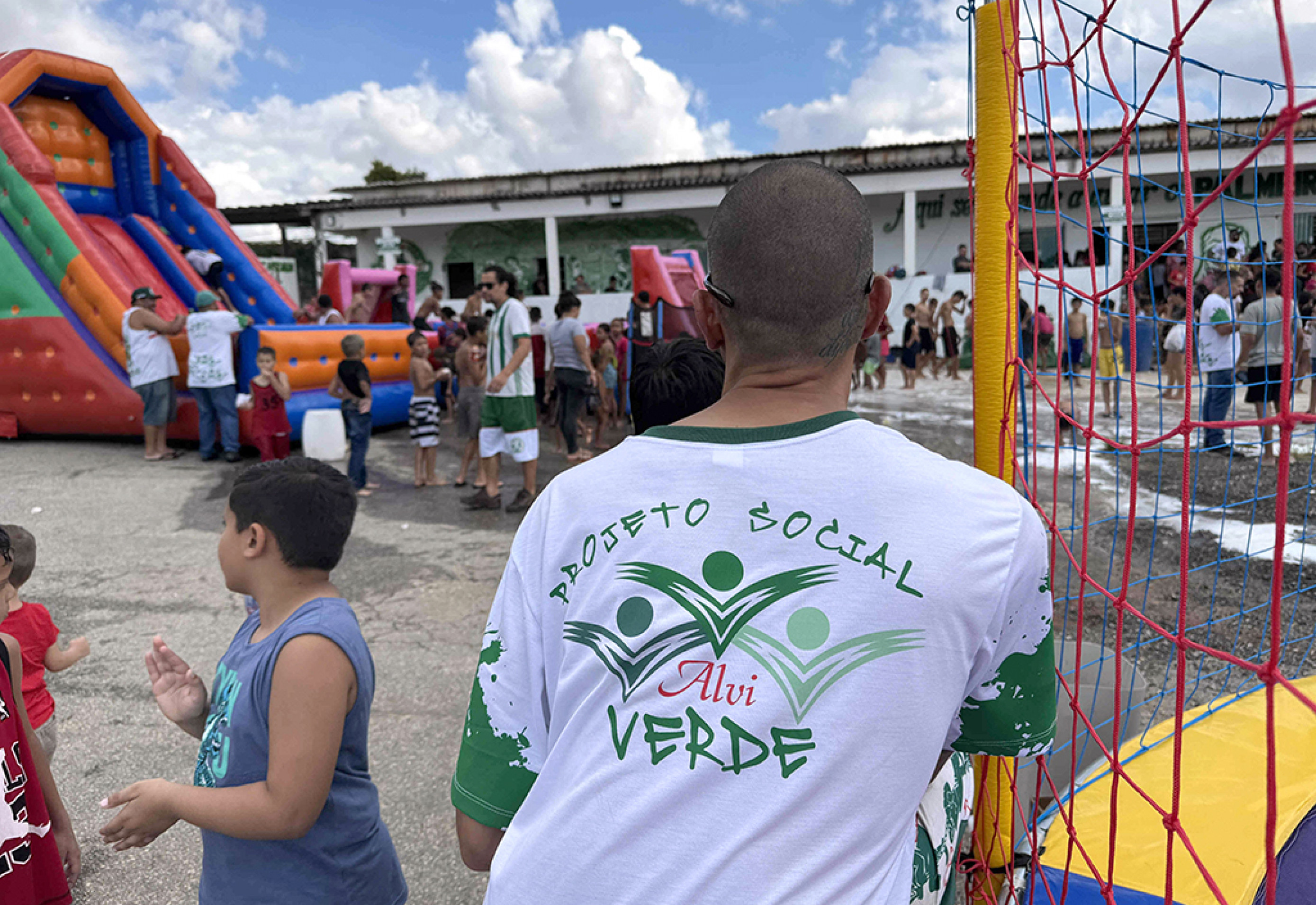 Mais de 300 crianças participaram do evento com cama elástica, 
futebol de sabão inflável, gincanas, pintura facial, entre outras atrações
