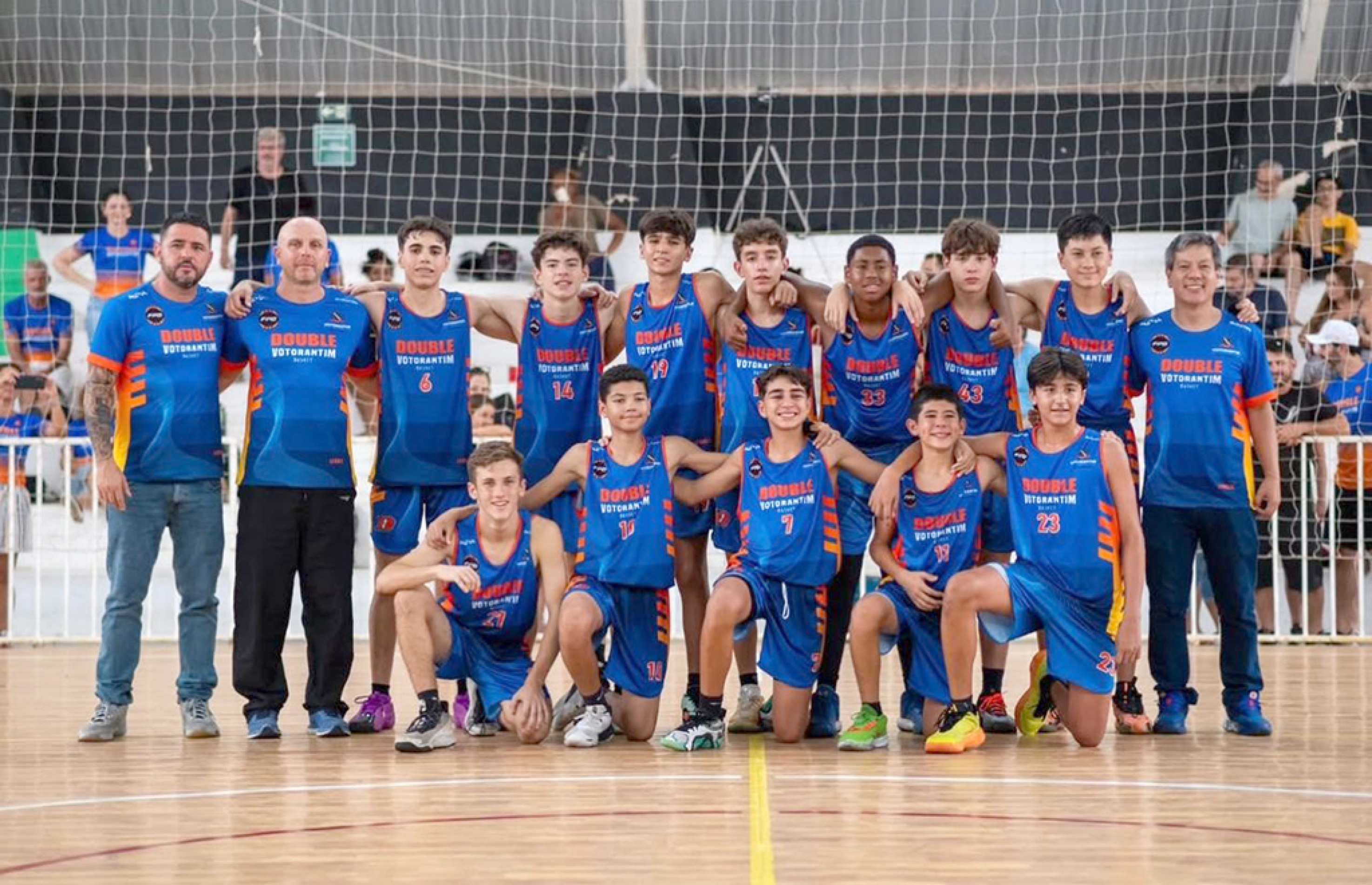 Meninos do time sub-14 entram em quadra às 15h deste domingo
