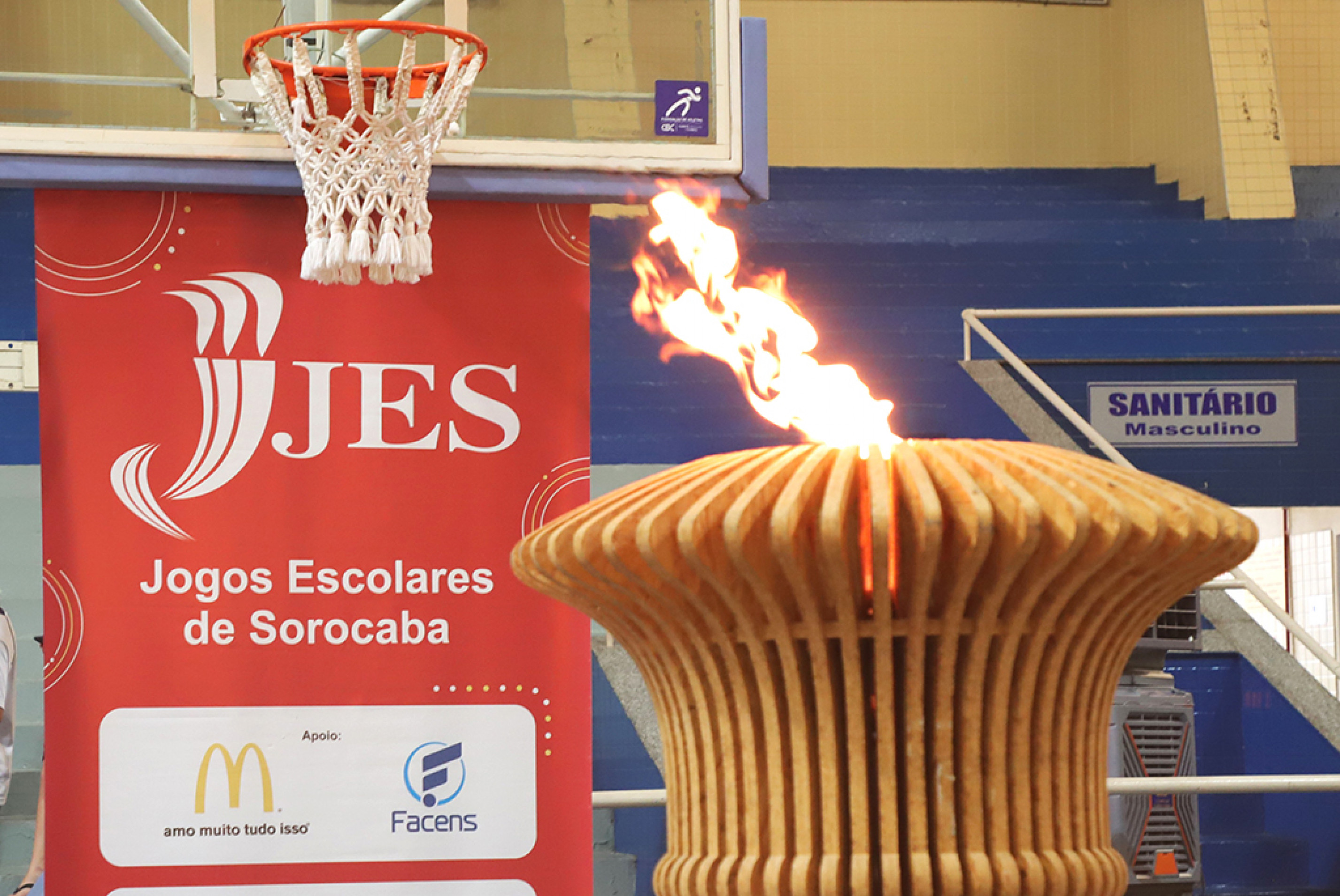 Abertura oficial do evento para estudantes é realizada no ginásio
