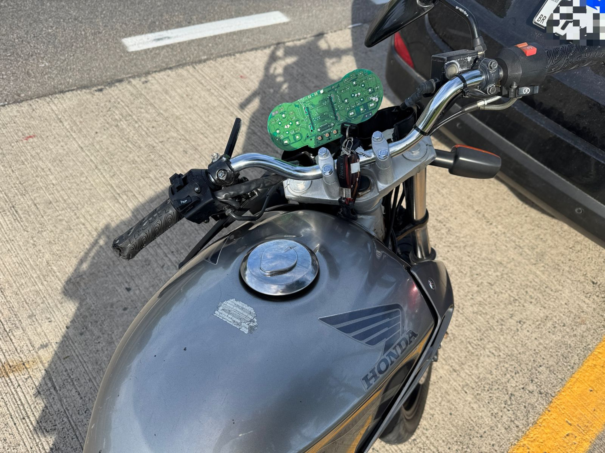 Motociclista não conseguiu frear a tempo e atingiu um veículo que realizava manobra de retorno no sentido centro