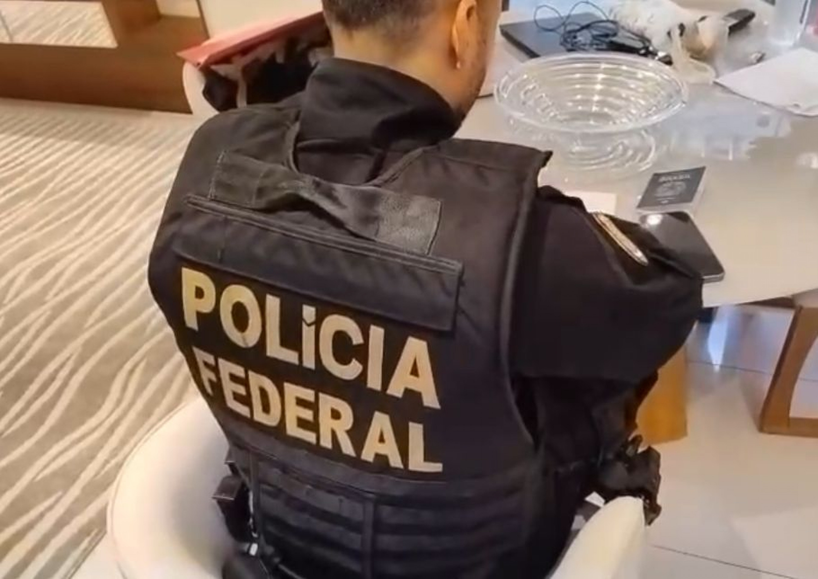 Mais de 300 policiais federais e 50 policiais militares do estado de São Paulo dão cumprimento a mandados