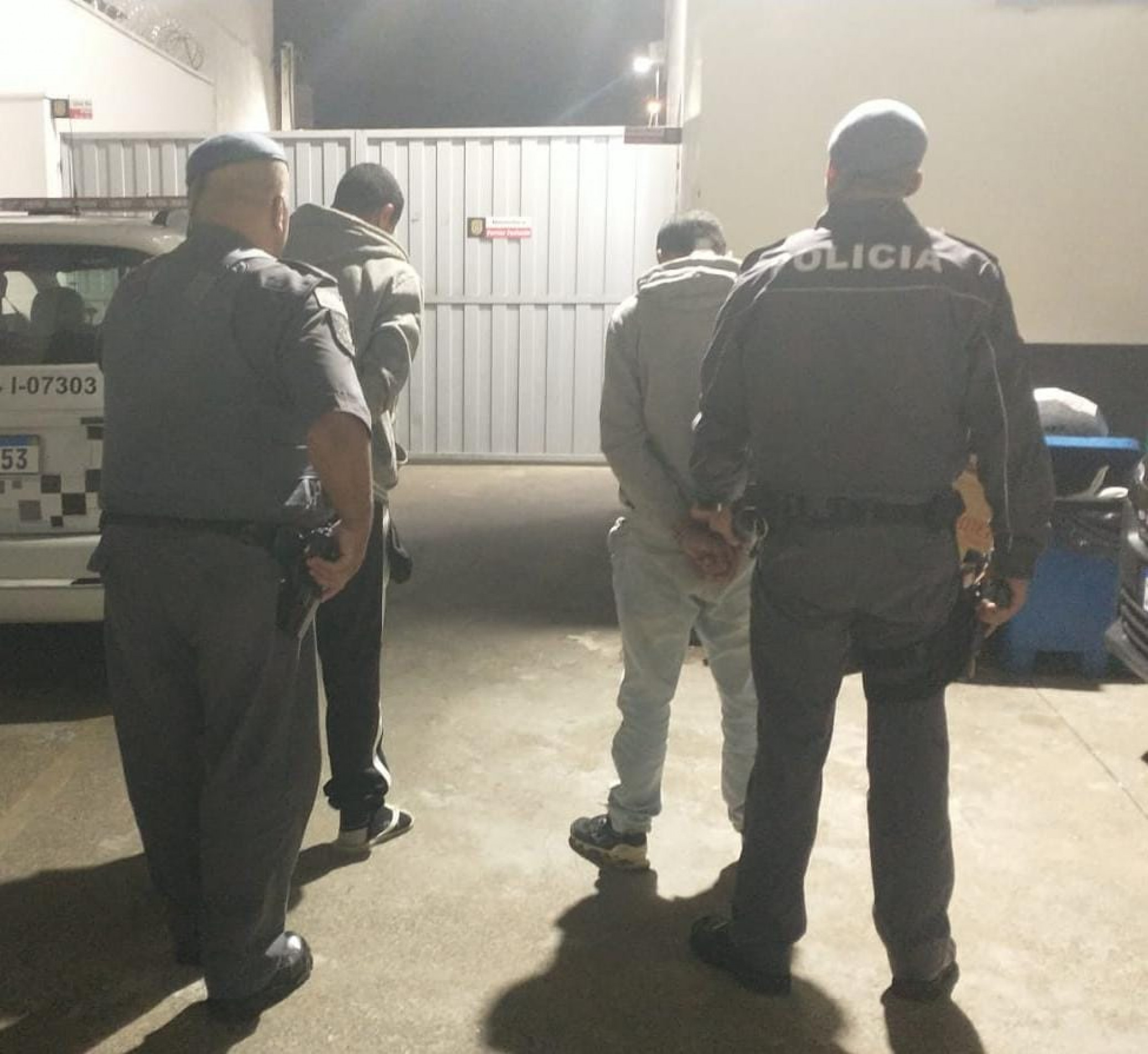 A moto e os acusados foram encaminhados à delegacia, onde permaneceram presos à disposição da Justiça
