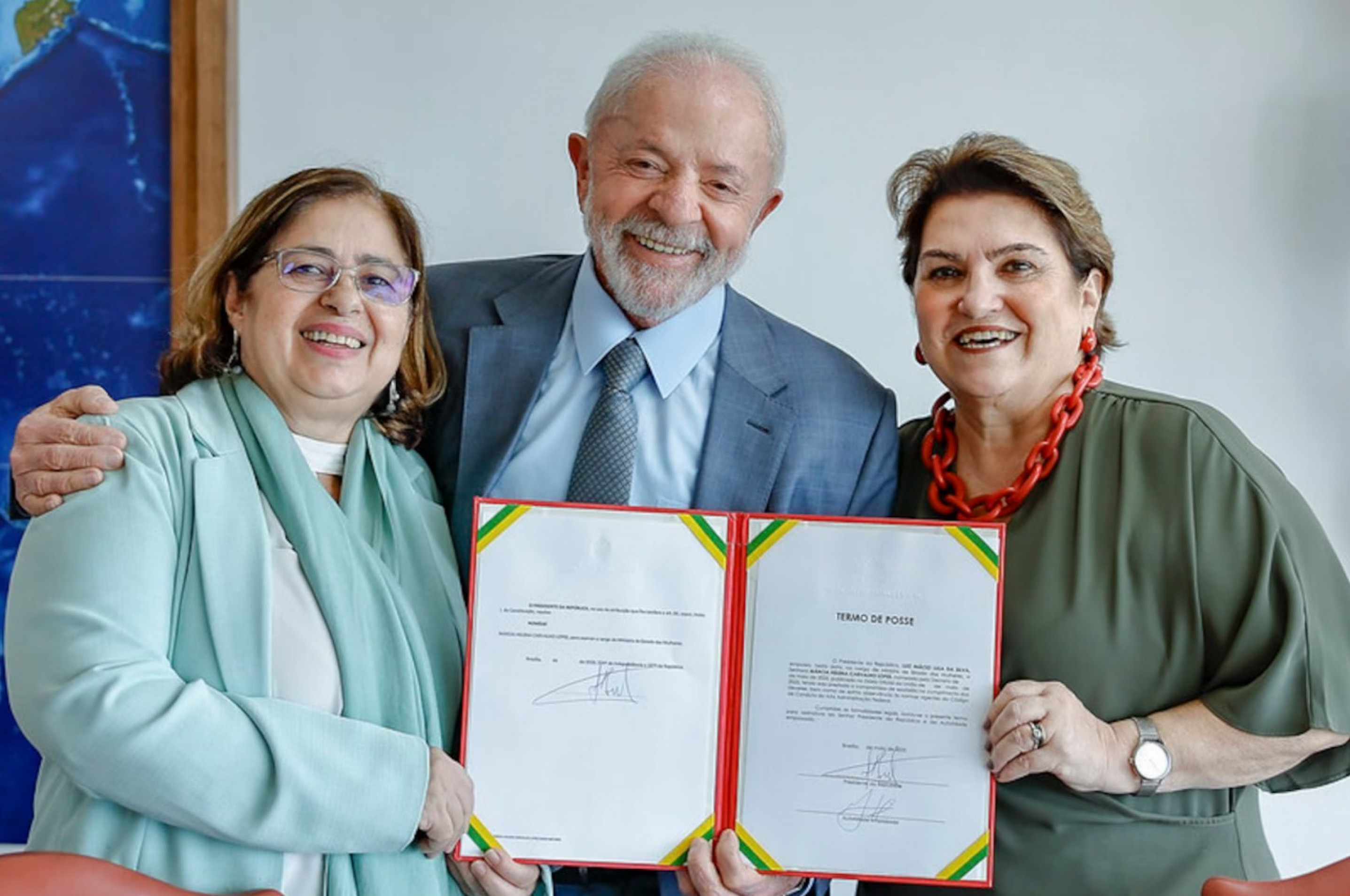 Cida Gonçalves, demitida do Ministério das Mulheres, com Lula e Márcia Lopes, nova chefe da pasta