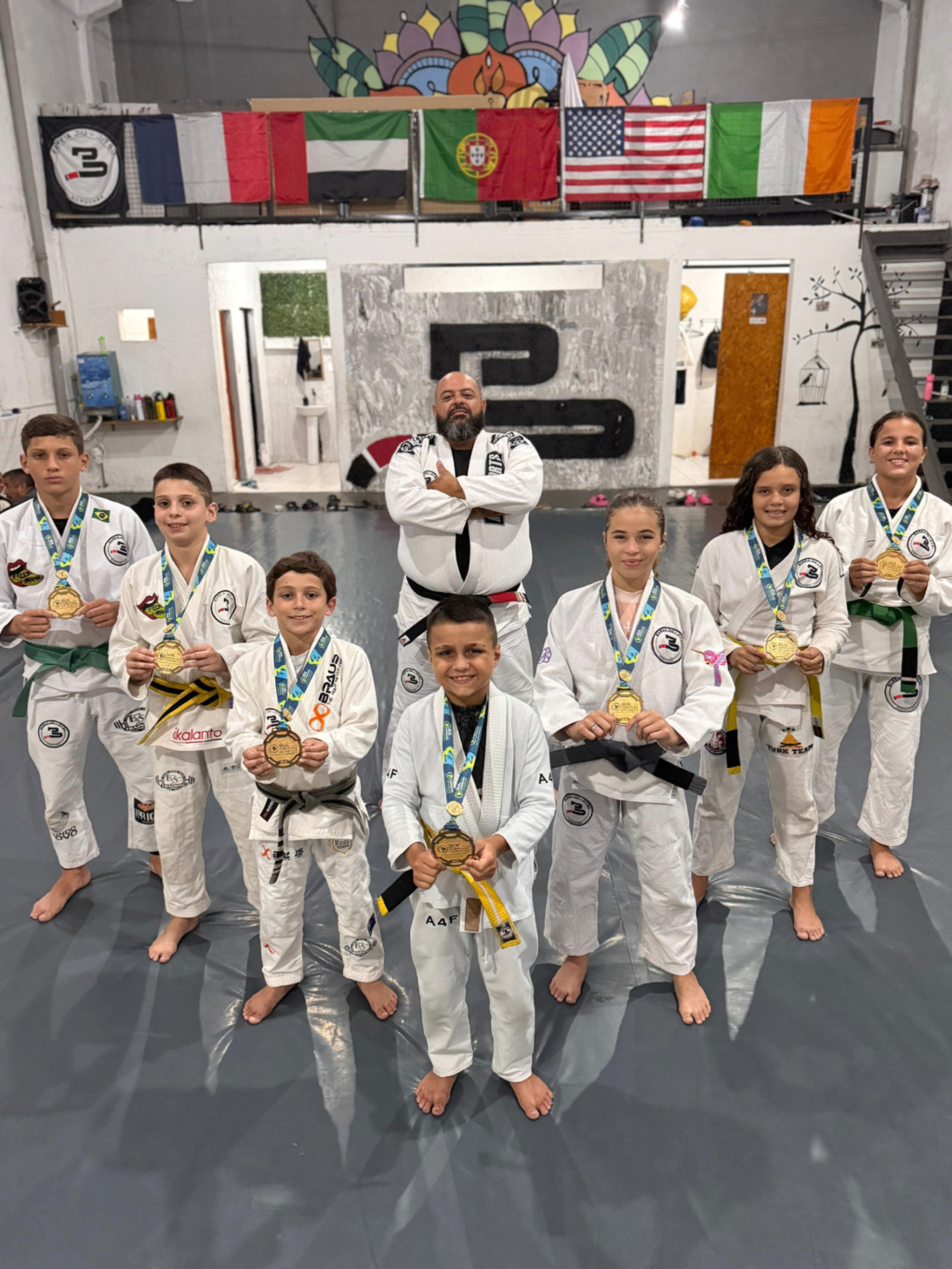 Oito atletas embarcam na próxima terça-feira: venda dos espetinhos será neste sábado