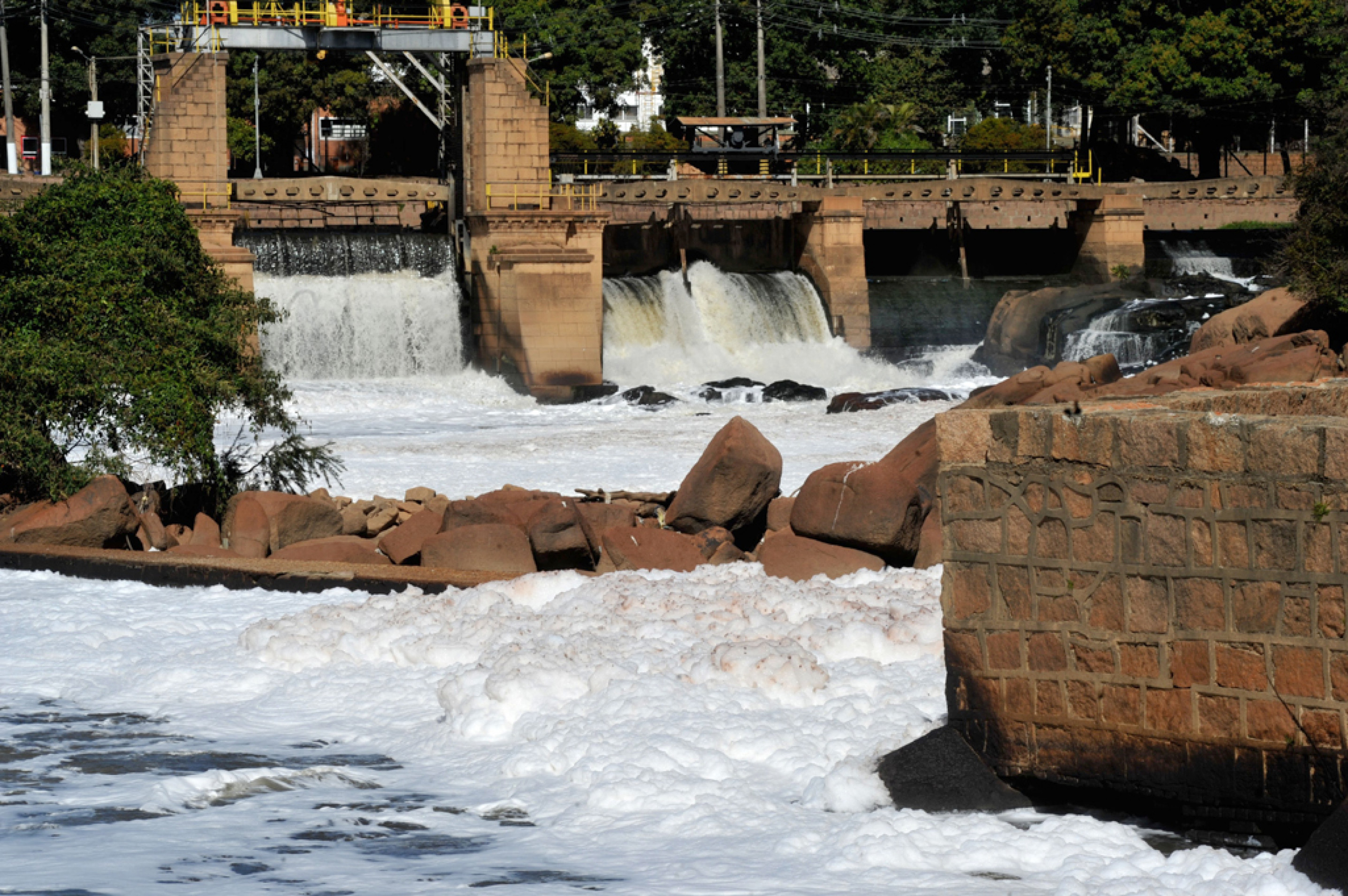 Em Salto, espuma branca torna a poluição mais evidente 

