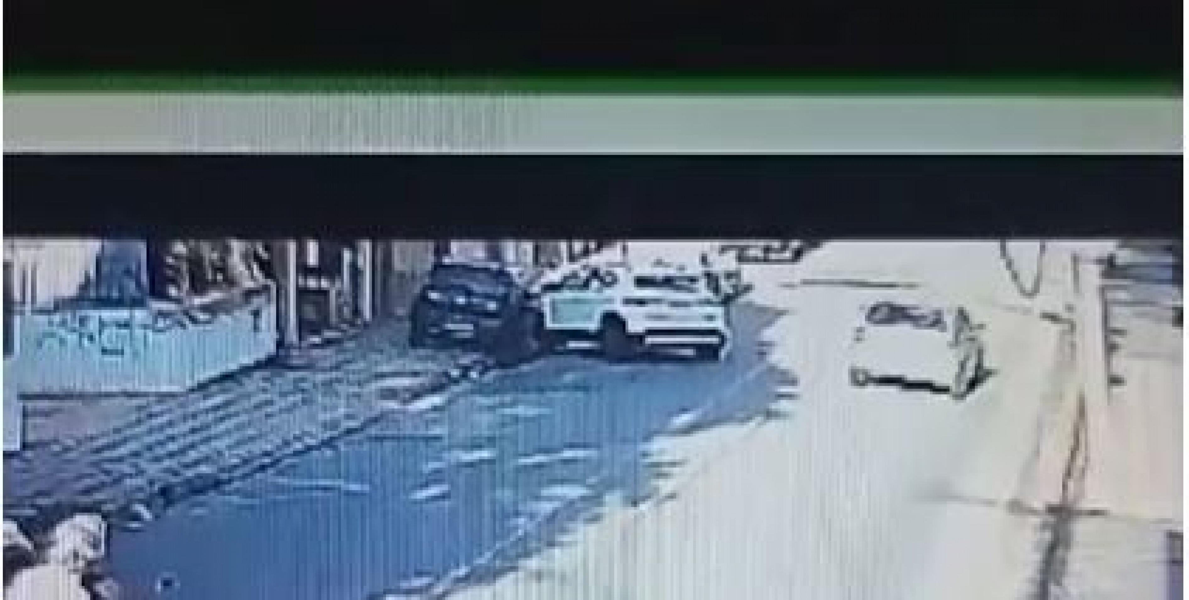 O carro bateu em um outro carro estacionado