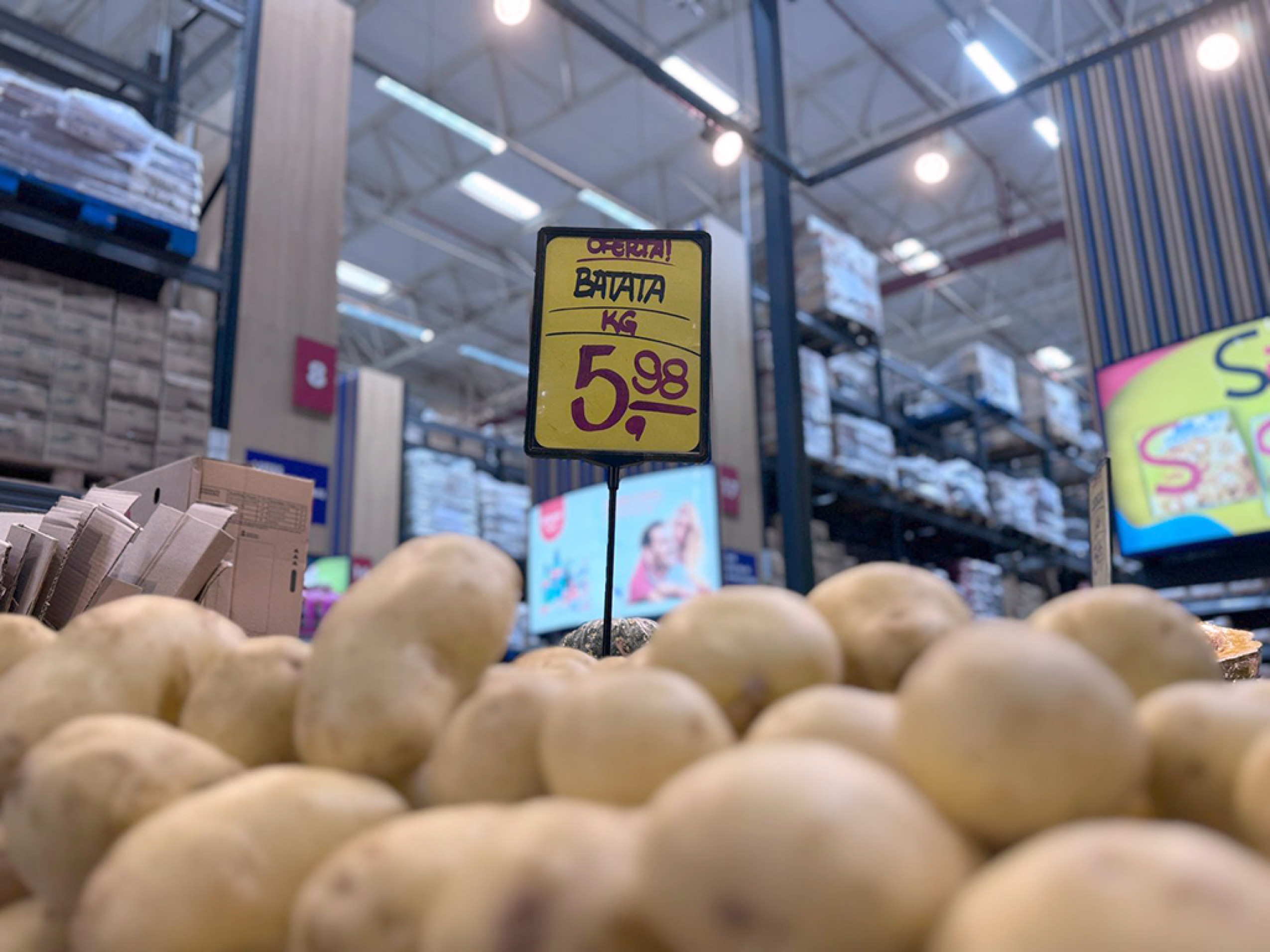 Entre os produtos que mais pressionaram o orçamento em abril, a batata se destacou com uma alta expressiva de 16,18%
