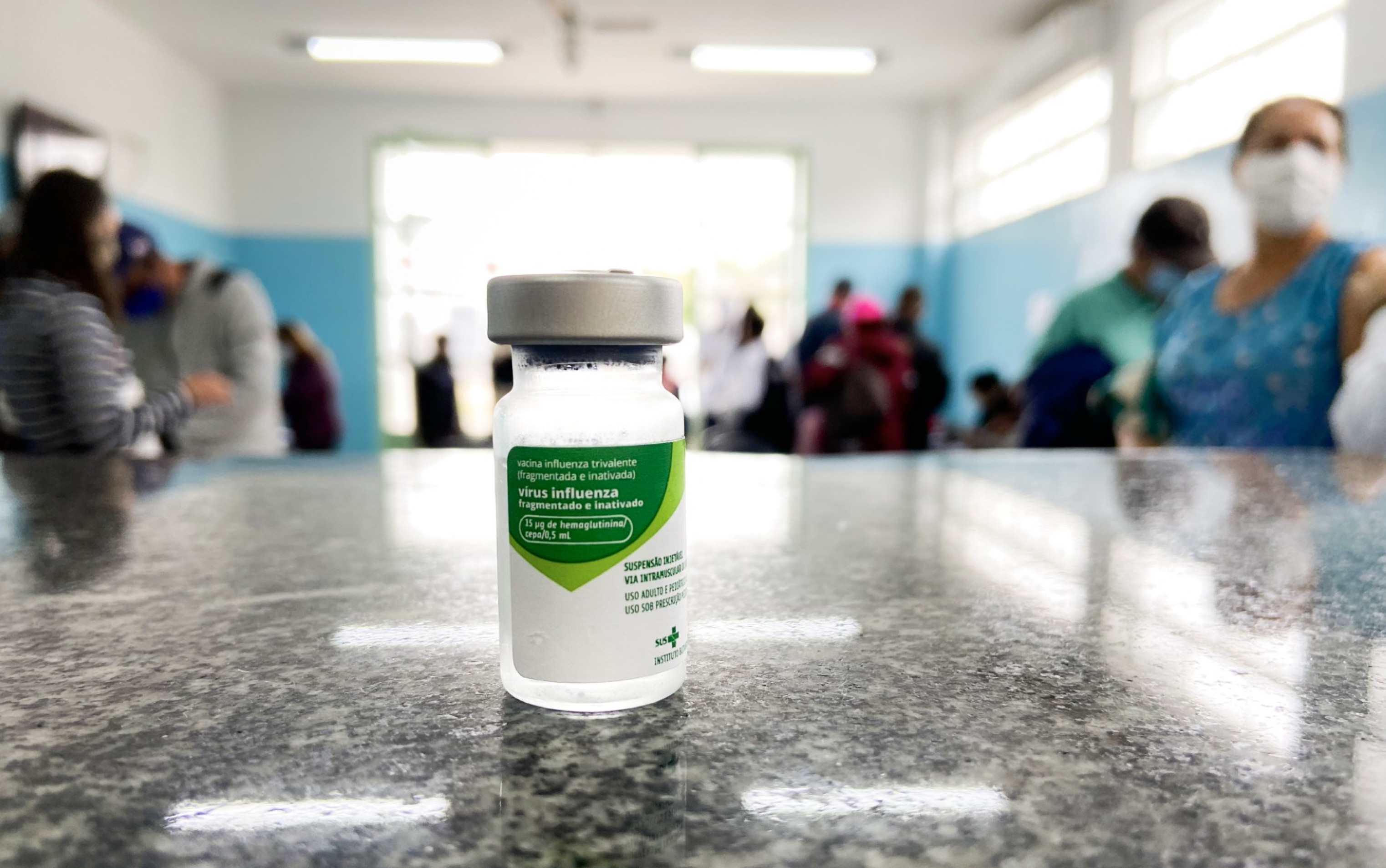 Para receber a dose, é necessário apresentar CPF e a carteira de vacinação