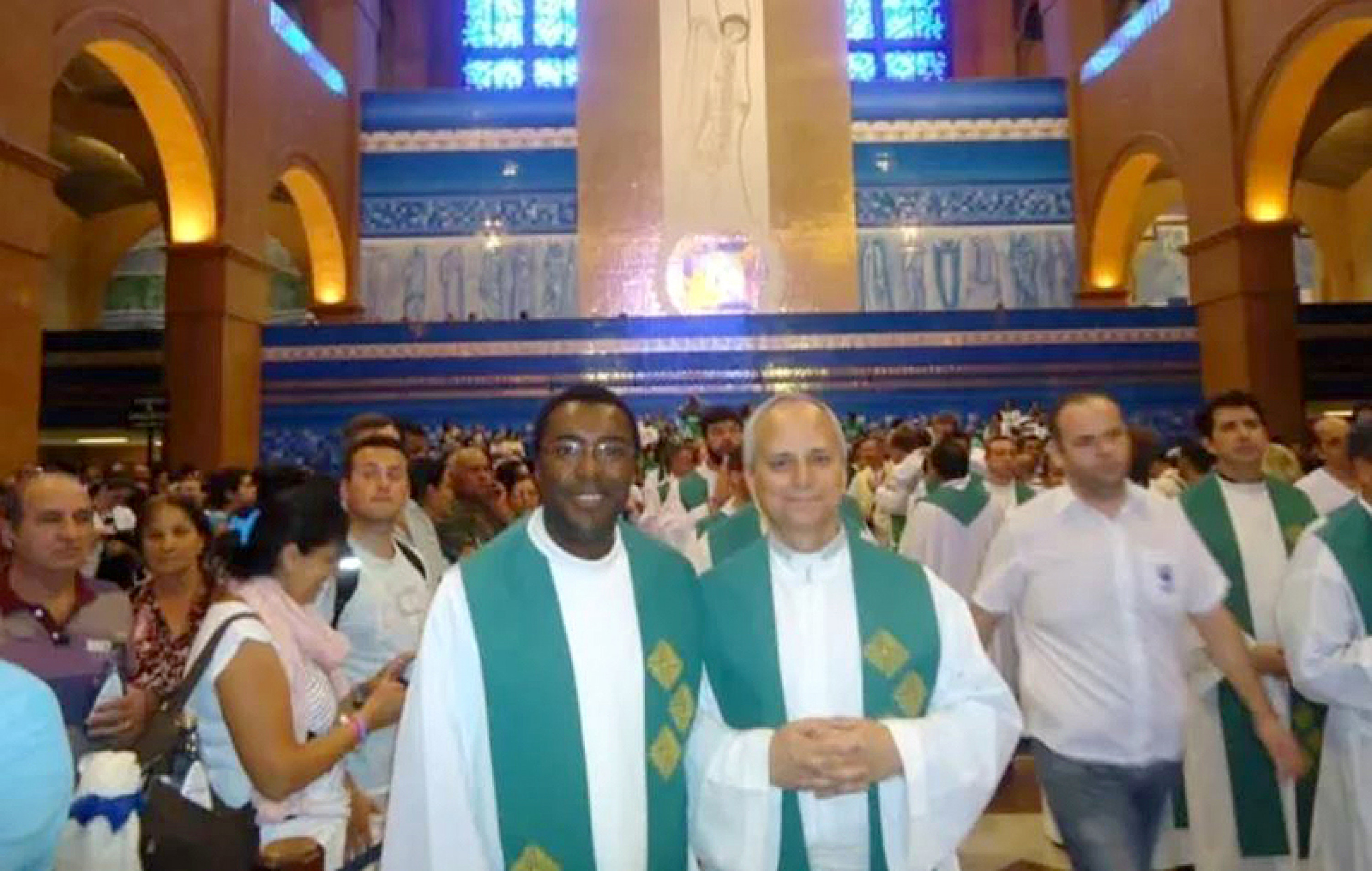Robert Prevost (à direita) foi ao Santuário de Aparecida
