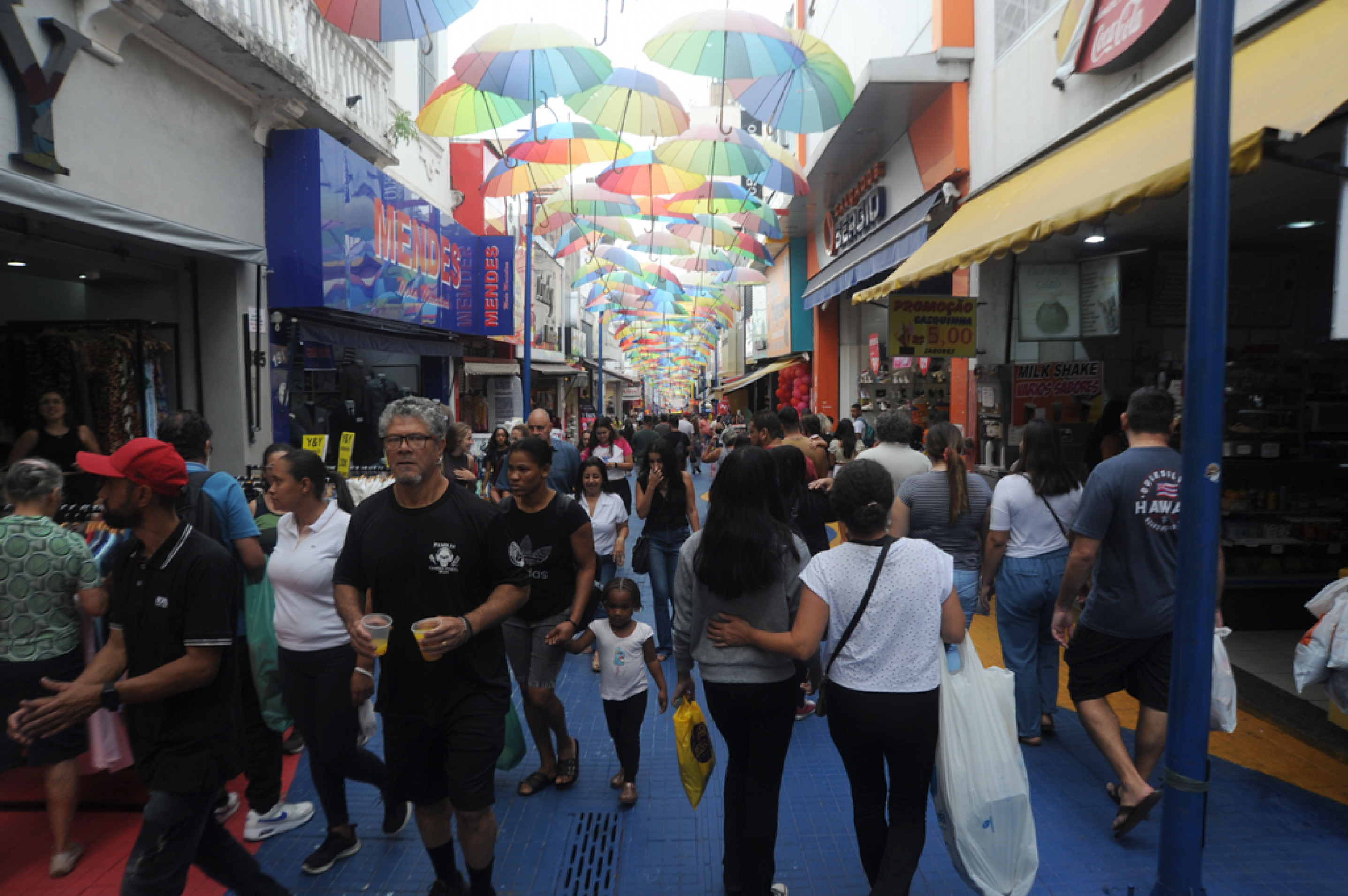 Fluxo intenso no centro de Sorocaba, especialmente no bulevar Dr. Braguinha e na rua Barão do Rio Branco

