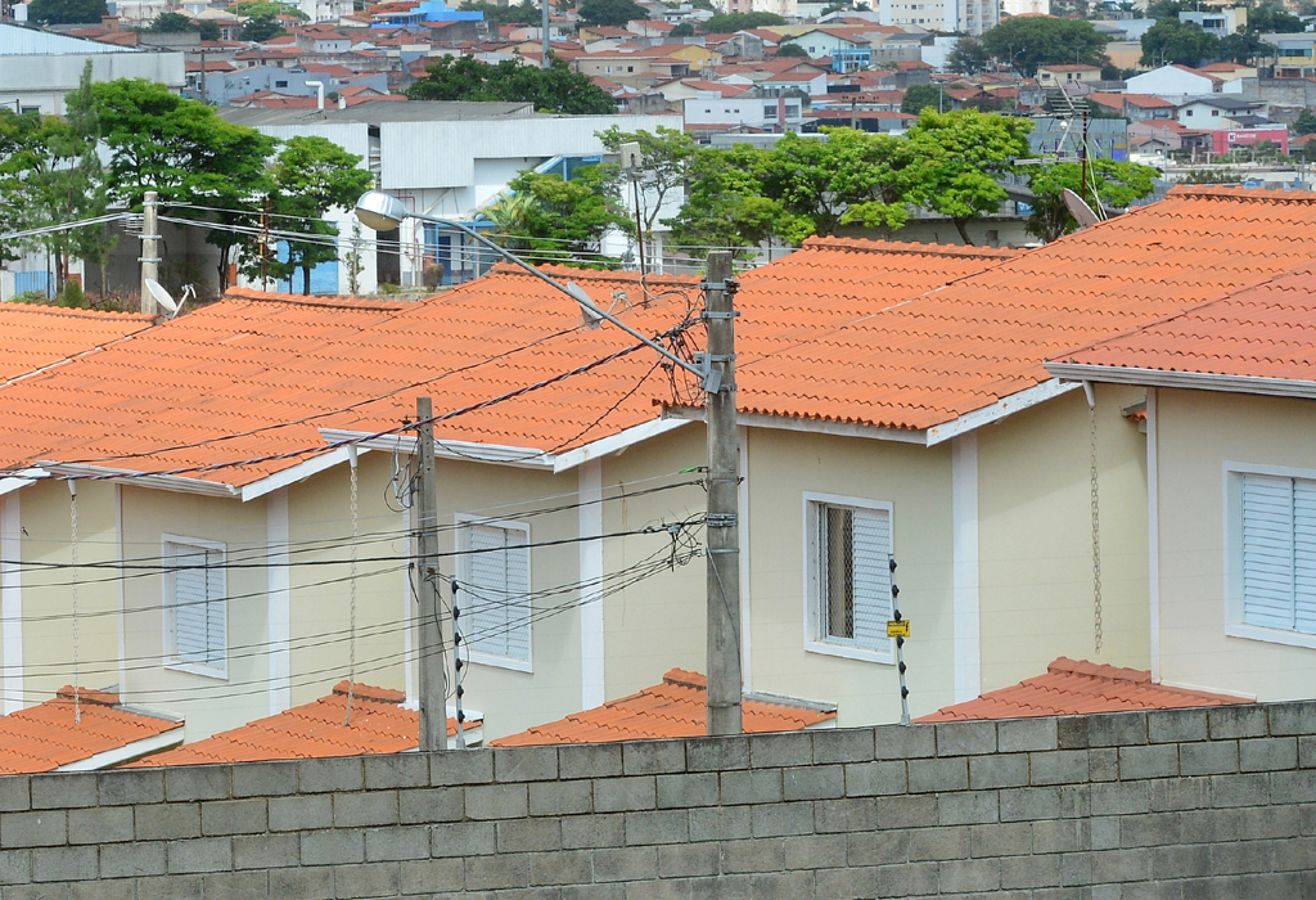 Campanhas alertam os moradores para que serviços básicos, como a portaria, não sejam prejudicados
