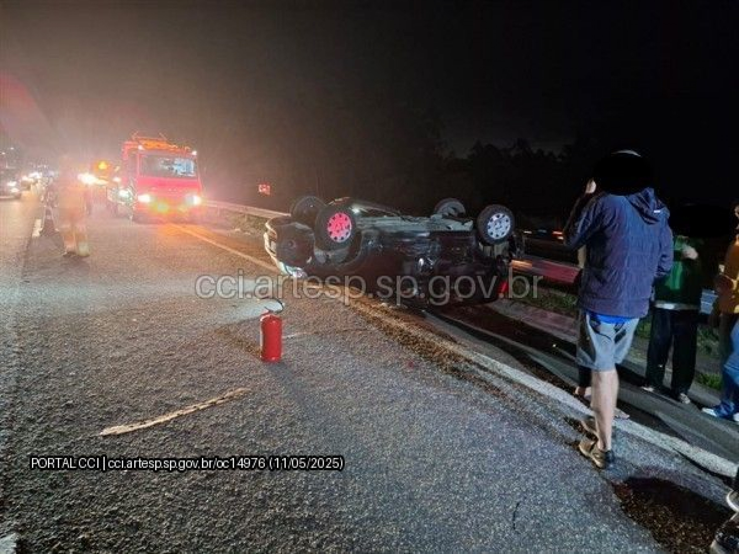 Às 20h25, os veículos foram removidos para a base da Polícia Rodoviária