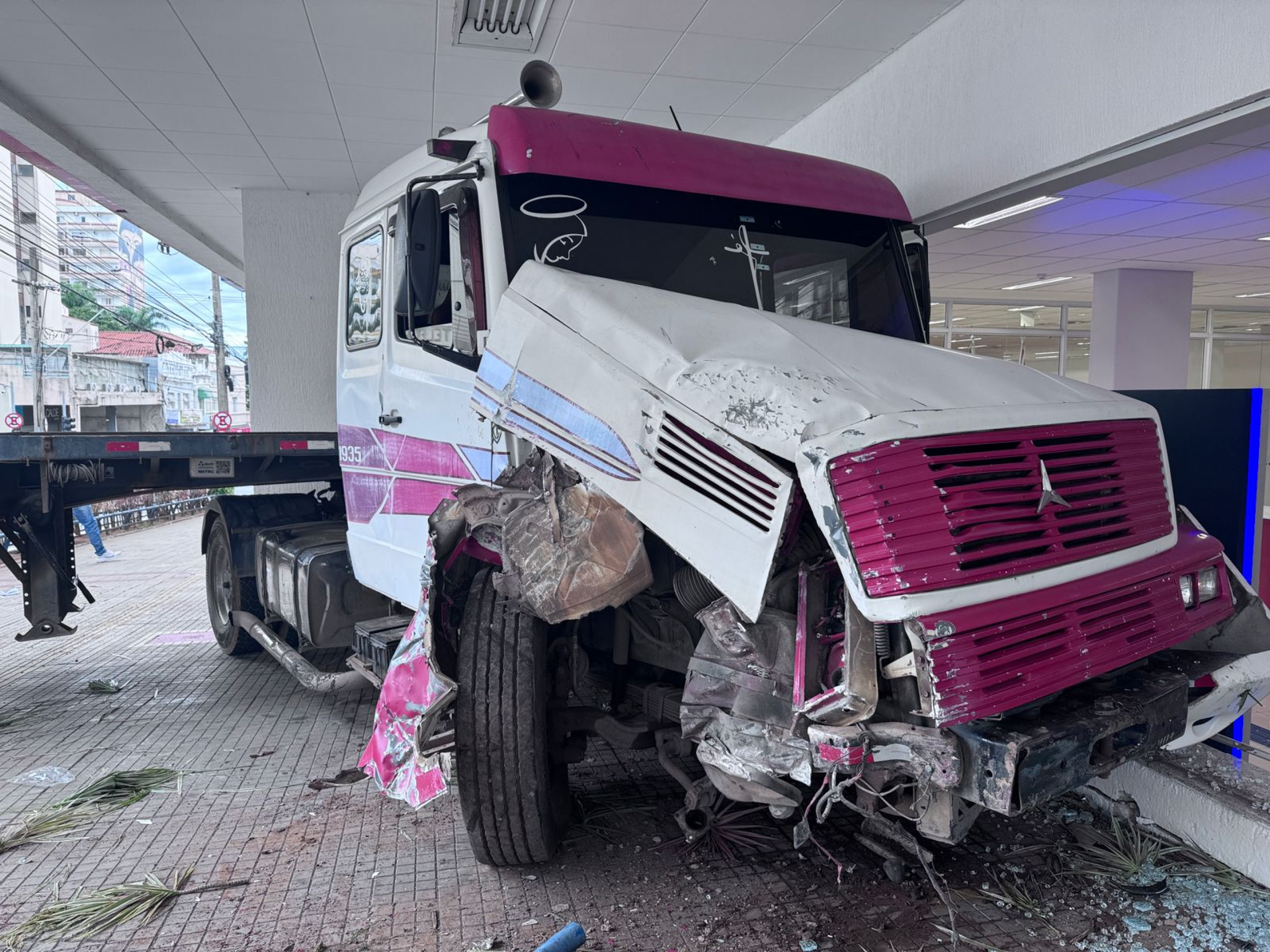 Os serviços da agência bancária estão suspensos até a retirada do veículo, devido a segurança do local