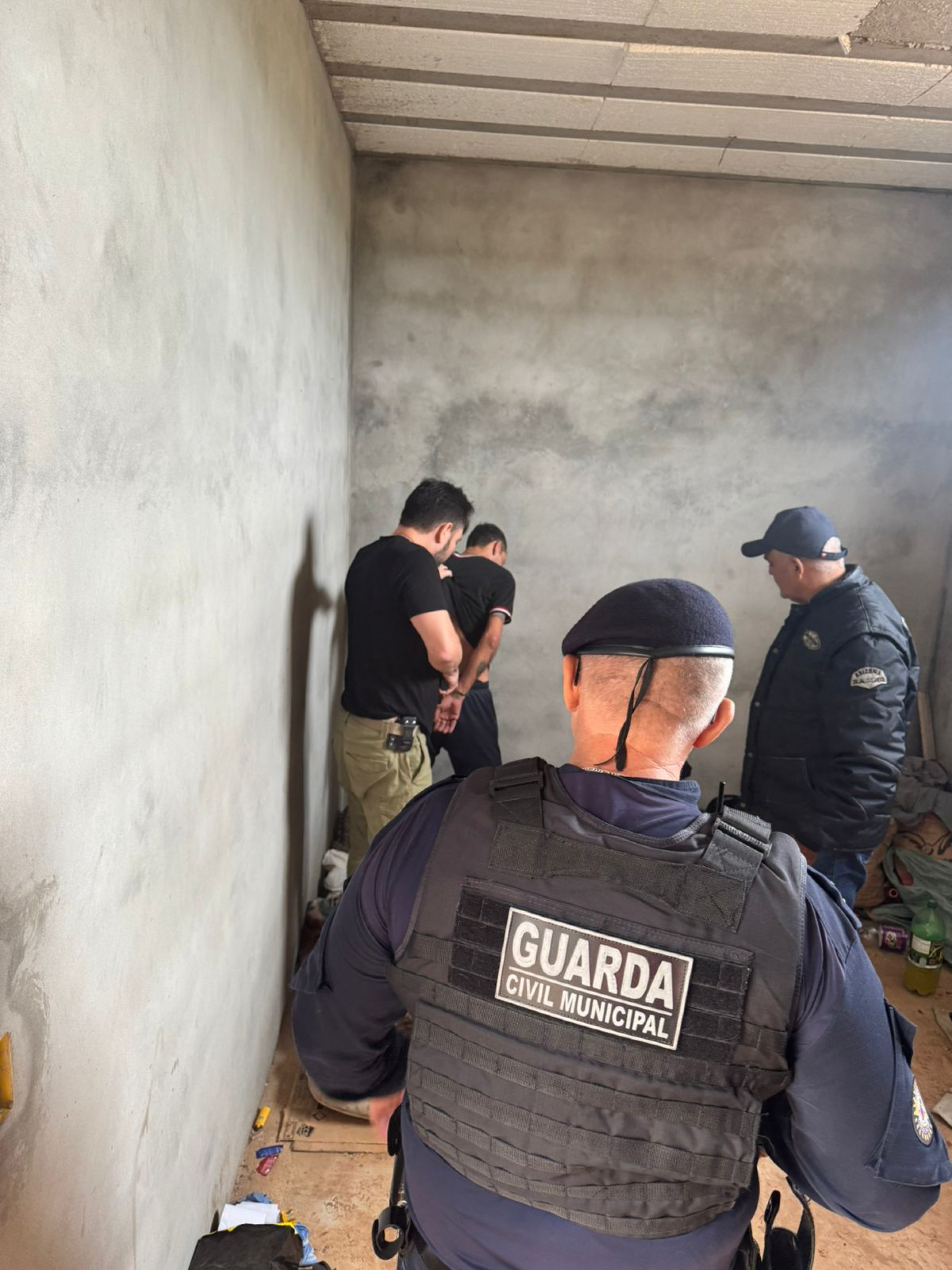 O acusado foi abordado no local onde o crime aconteceu, na madrugada desta segunda-feira (12)