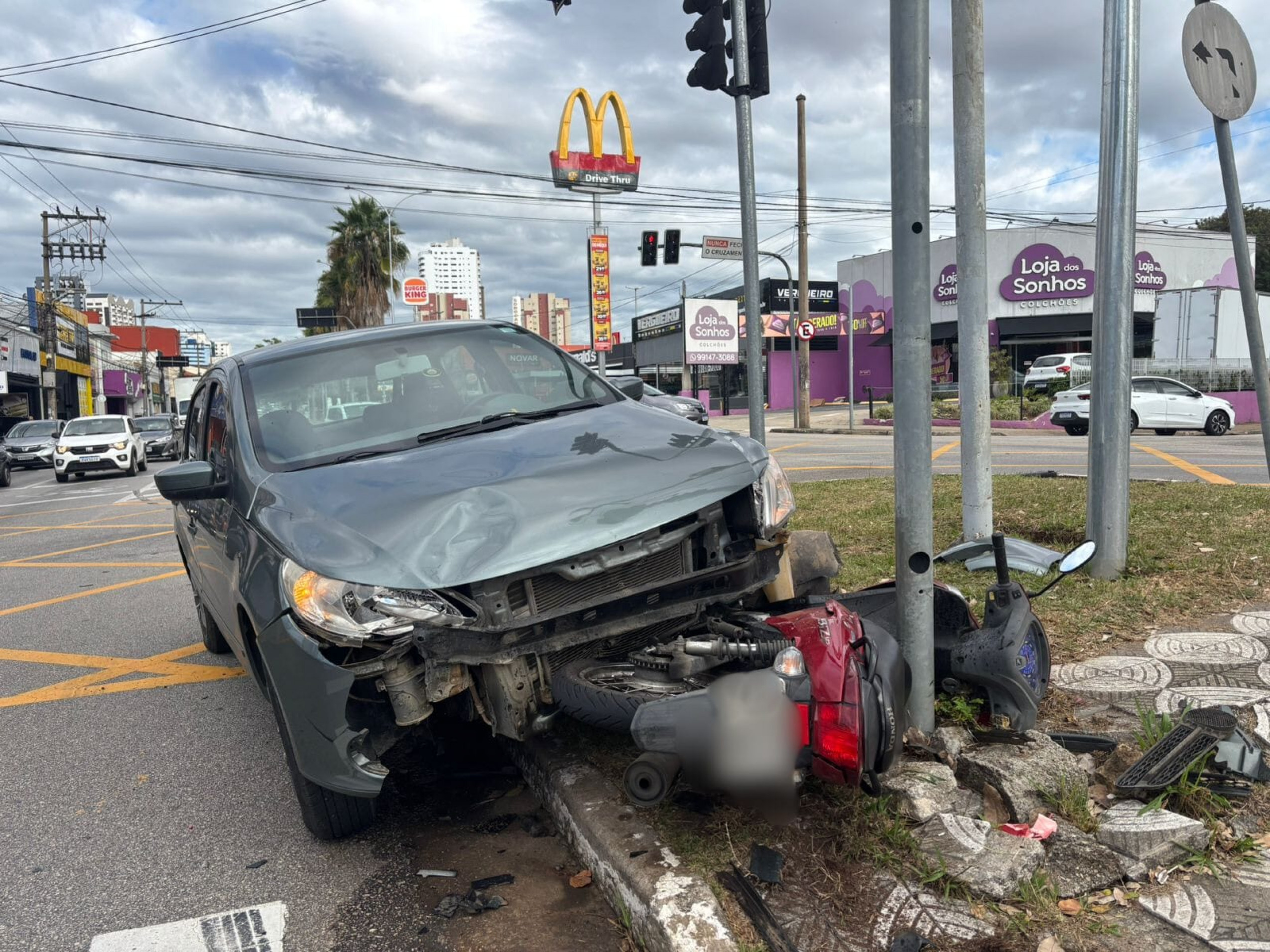 Os veículos ainda estão no local