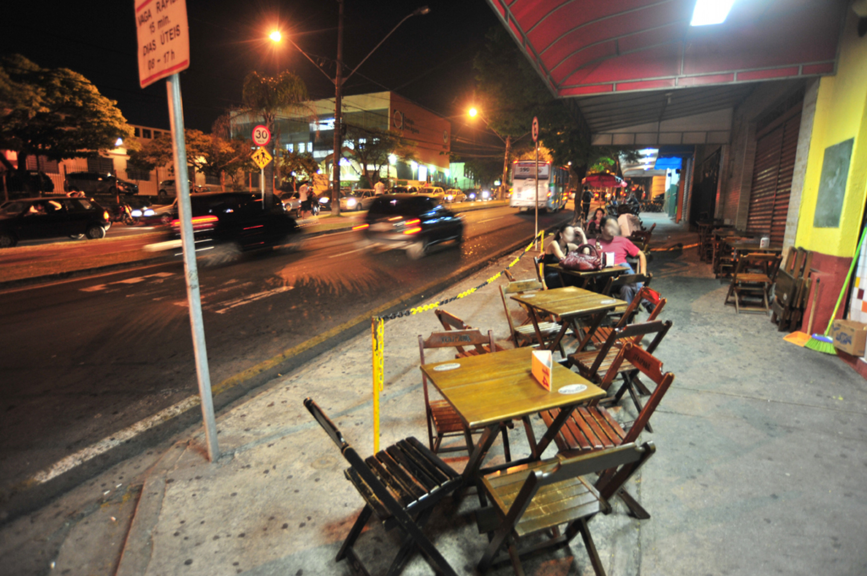 Mesas colocadas em frente a estabelecimentos são comuns 
