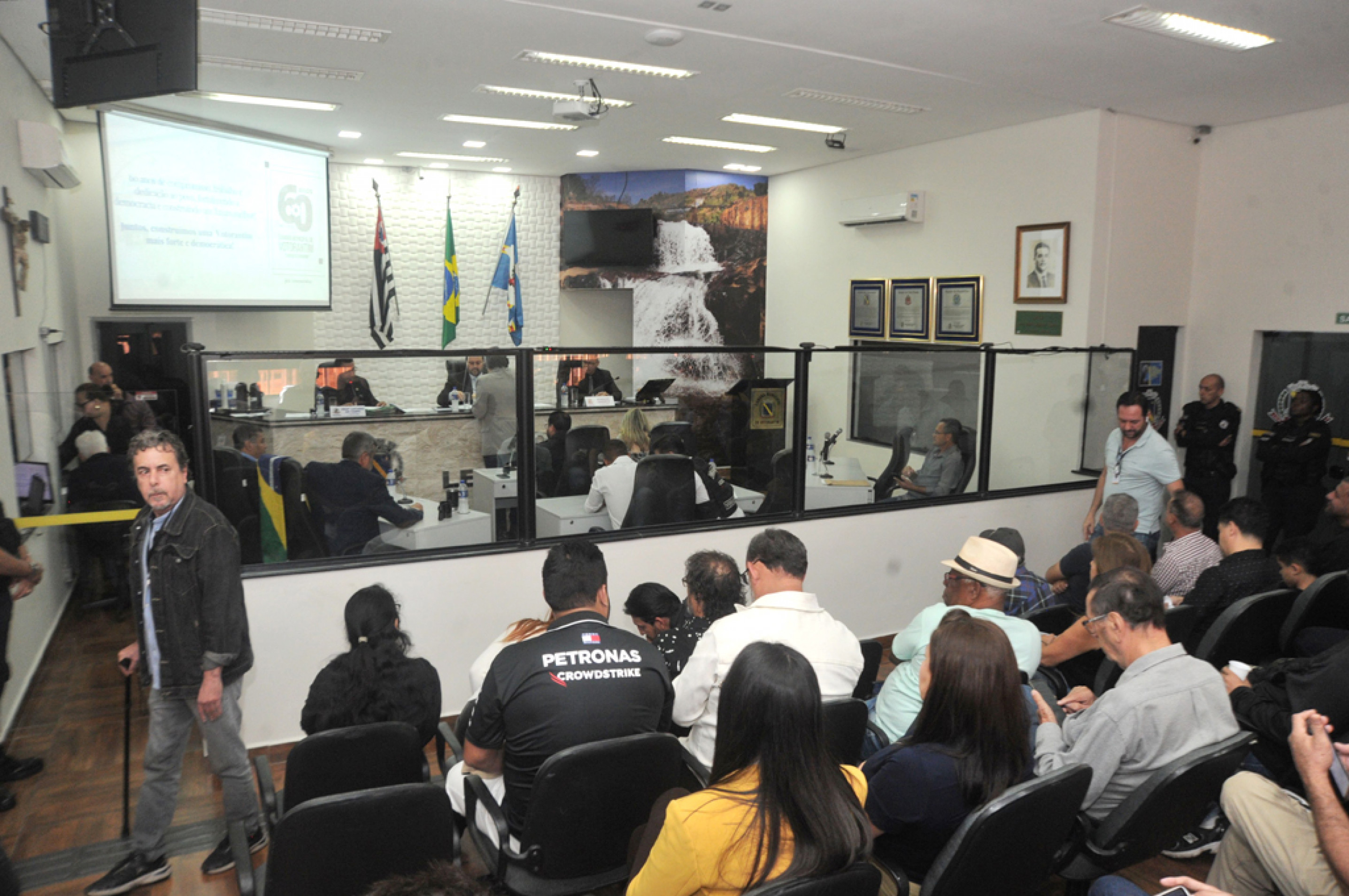 Público compareceu em peso à sessão; foram oito votos contrários e um a favor