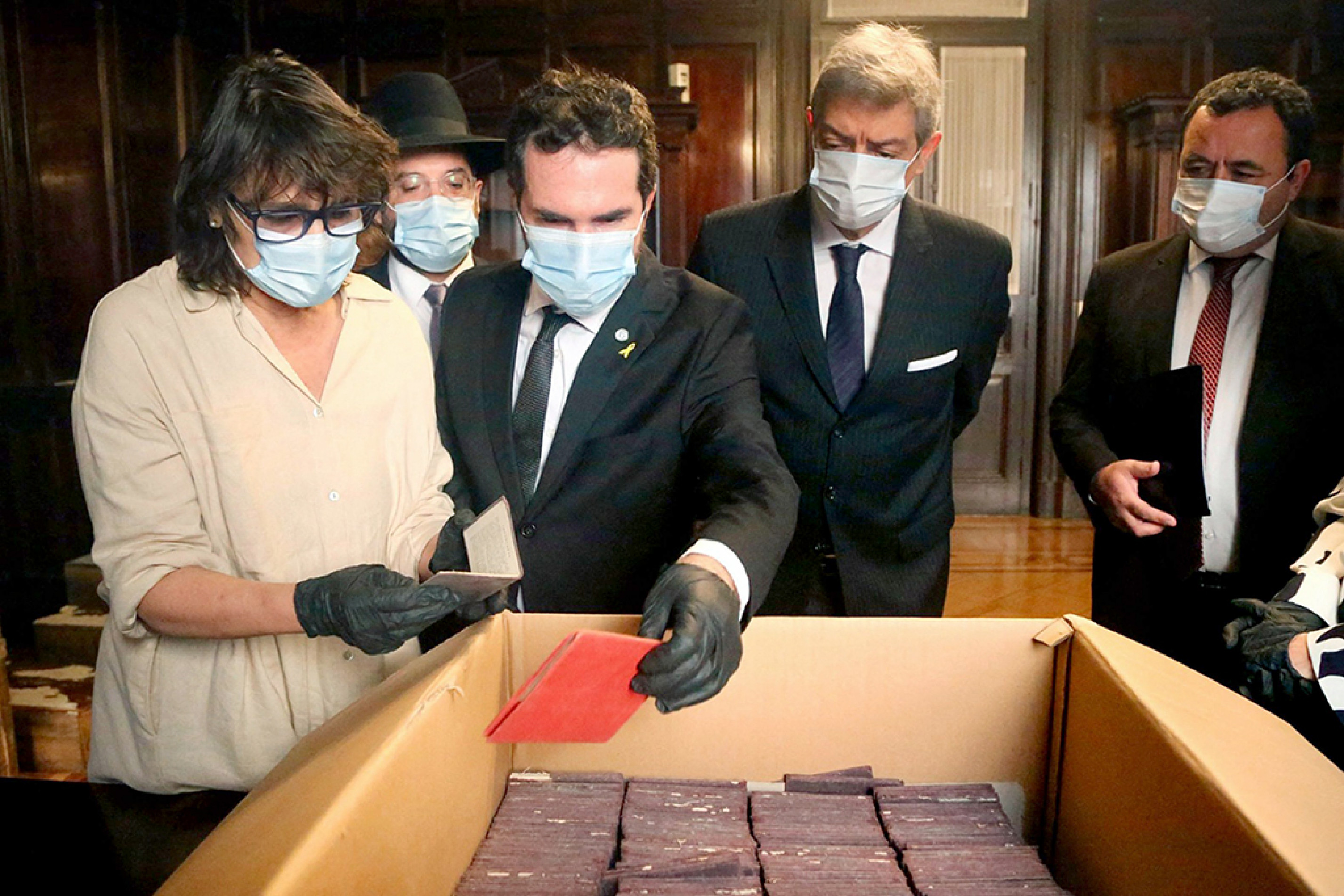 Funcionários vão analisar conteúdo encontrado no porão
