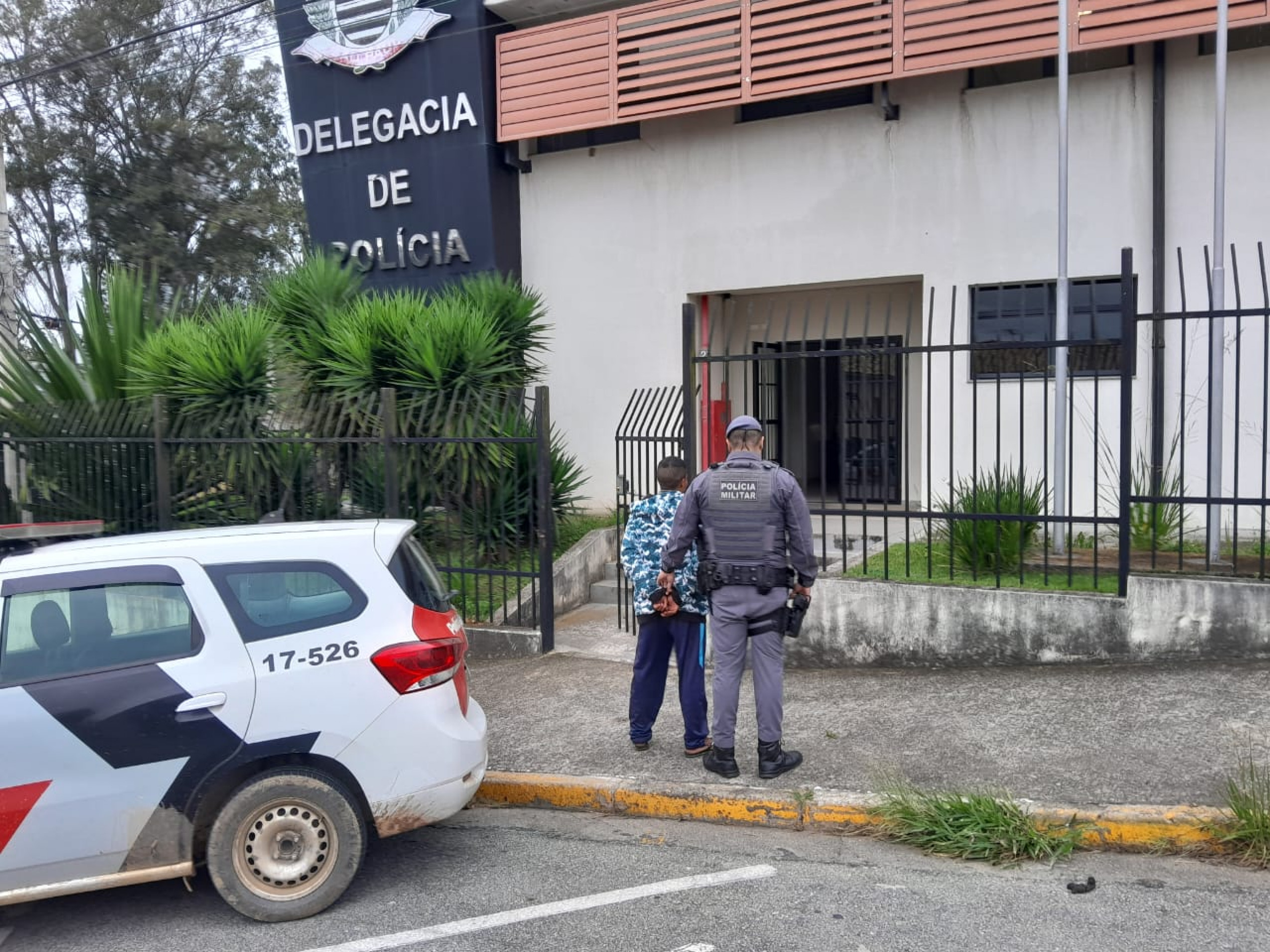 Ele foi encaminhado para a delegacia de polícia
