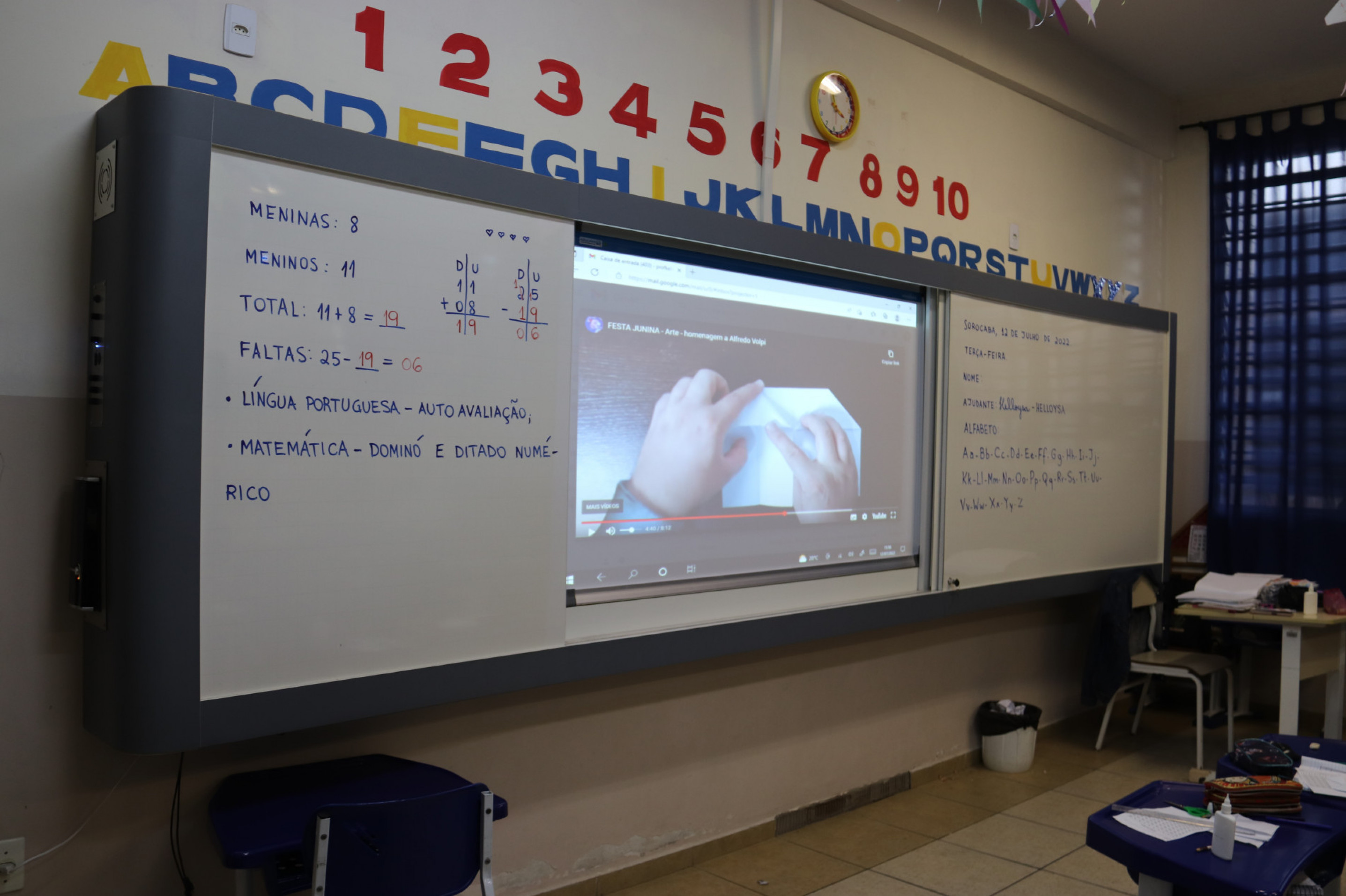 Cada lousa custou aos cofres públicos R$26 mil; item pode funcionar tanto com recursos on-line como off-line